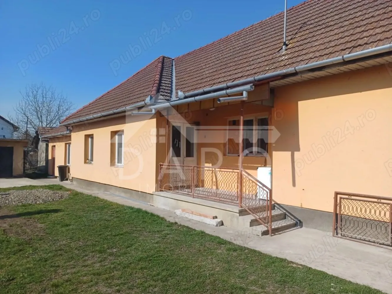 Casă de vânzare în Sântana de Mureș, str. Morii – 130 000 euro - Casă de vânzare în Sântana de Mureș, str. Morii – 107 mp utili, teren 645 mp
Oferim spre vânzare o casă situată în Sântana de Mureș, pe strada Morii, într-o zonă foarte bună, aproape de centrul comunei, la aproximativ 200 m de primărie, școală, stație de autobuz și magazine, pe drumul care face legătura directă cu Podul Mureș. Imobilul este amplasat pe o stradă nou asfaltată, oferind acces facil și confort.
Casa are o suprafață utilă de 107 mp și este amplasată pe un teren în suprafață de 645 mp, cu deschidere la stradă de 17 m, fiind ideală atât pentru locuit, cât și pentru cei care își doresc curte și grădină generoasă.
Ca și compartimentare, proprietatea este alcătuită din:
hol
living
3 camere
2 băi
bucătărie
cămară
În plus, casa dispune de garaj prevăzut cu canal, curte și grădină, fiind o proprietate practică și bine poziționată.
📌 Detalii importante:
construcție din anul 1975
centrală termică proprie
casă izolată exterior
acoperiș recondiționat în 2019
imobilul este în curs de renovare
tavane false realizate
instalația electrică și instalațiile sanitare sunt în curs de modernizare
tâmplăria, geamurile și ușile urmează să fie schimbate în curând
proprietatea este branșată la toate utilitățile
Această casă este potrivită pentru cei care își doresc să locuiască într-o zonă liniștită, dar foarte bine conectată, aproape de punctele de interes din comună și cu acces rapid spre Târgu Mureș.
📞 Pentru detalii și programarea unei vizionări, vă stau cu drag la dispoziție.
Te gândești să cumperi această proprietate prin credit?
Prin Kiwi Finance beneficiezi de:
✔ analiză GRATUITĂ a eligibilității
✔ acces la oferte de la peste 12 bănci
✔ negocierea dobânzii în favoarea ta
✔ suport complet până la semnare