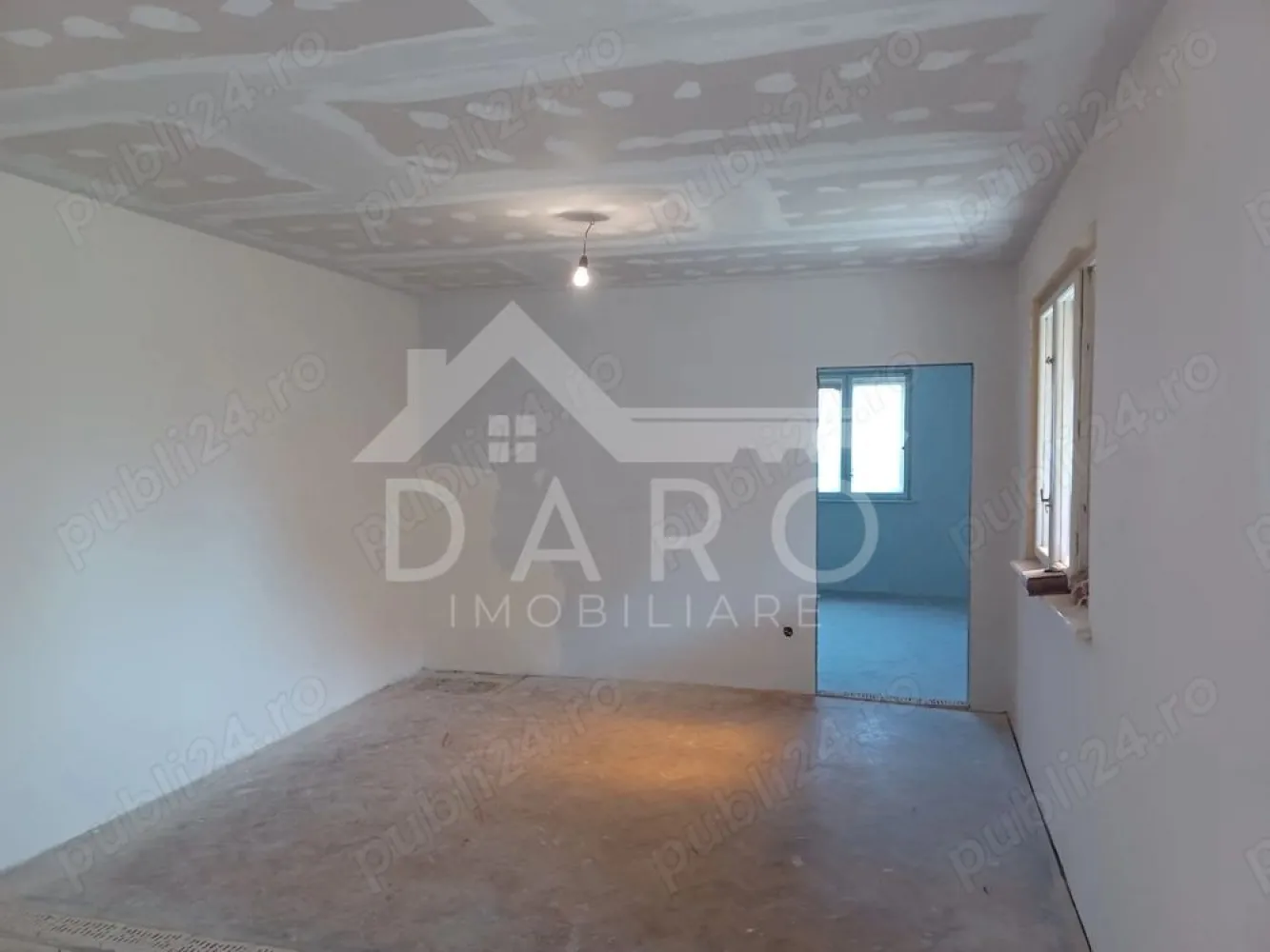 Casă de vânzare în Sântana de Mureș, str. Morii – 130 000 euro - Casă de vânzare în Sântana de Mureș, str. Morii – 107 mp utili, teren 645 mp
Oferim spre vânzare o casă situată în Sântana de Mureș, pe strada Morii, într-o zonă foarte bună, aproape de centrul comunei, la aproximativ 200 m de primărie, școală, stație de autobuz și magazine, pe drumul care face legătura directă cu Podul Mureș. Imobilul este amplasat pe o stradă nou asfaltată, oferind acces facil și confort.
Casa are o suprafață utilă de 107 mp și este amplasată pe un teren în suprafață de 645 mp, cu deschidere la stradă de 17 m, fiind ideală atât pentru locuit, cât și pentru cei care își doresc curte și grădină generoasă.
Ca și compartimentare, proprietatea este alcătuită din:
hol
living
3 camere
2 băi
bucătărie
cămară
În plus, casa dispune de garaj prevăzut cu canal, curte și grădină, fiind o proprietate practică și bine poziționată.
📌 Detalii importante:
construcție din anul 1975
centrală termică proprie
casă izolată exterior
acoperiș recondiționat în 2019
imobilul este în curs de renovare
tavane false realizate
instalația electrică și instalațiile sanitare sunt în curs de modernizare
tâmplăria, geamurile și ușile urmează să fie schimbate în curând
proprietatea este branșată la toate utilitățile
Această casă este potrivită pentru cei care își doresc să locuiască într-o zonă liniștită, dar foarte bine conectată, aproape de punctele de interes din comună și cu acces rapid spre Târgu Mureș.
📞 Pentru detalii și programarea unei vizionări, vă stau cu drag la dispoziție.
Te gândești să cumperi această proprietate prin credit?
Prin Kiwi Finance beneficiezi de:
✔ analiză GRATUITĂ a eligibilității
✔ acces la oferte de la peste 12 bănci
✔ negocierea dobânzii în favoarea ta
✔ suport complet până la semnare