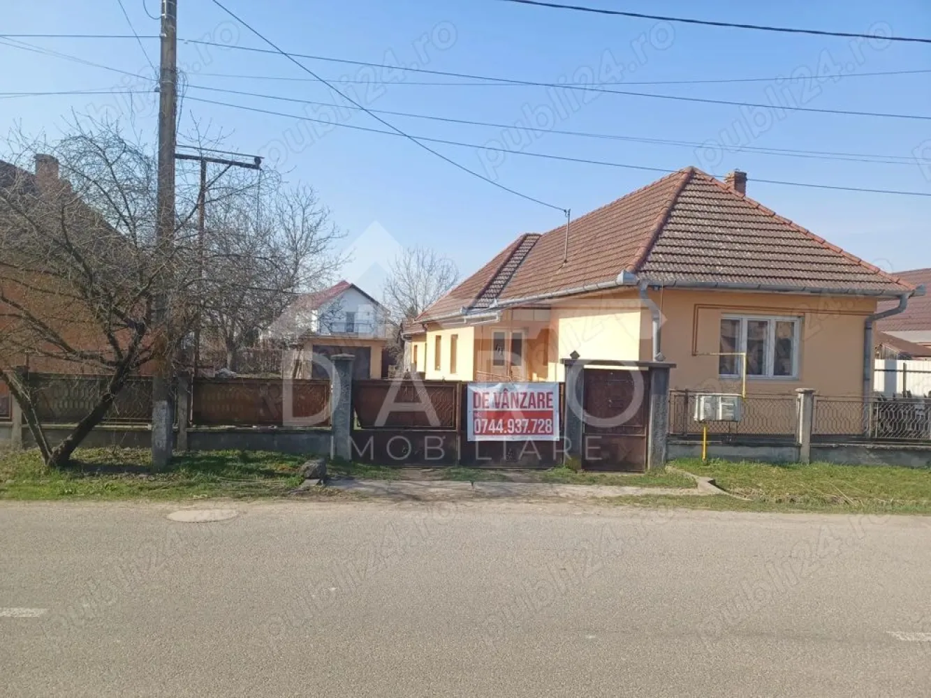 Casă de vânzare în Sântana de Mureș, str. Morii – 130 000 euro - Casă de vânzare în Sântana de Mureș, str. Morii – 107 mp utili, teren 645 mp
Oferim spre vânzare o casă situată în Sântana de Mureș, pe strada Morii, într-o zonă foarte bună, aproape de centrul comunei, la aproximativ 200 m de primărie, școală, stație de autobuz și magazine, pe drumul care face legătura directă cu Podul Mureș. Imobilul este amplasat pe o stradă nou asfaltată, oferind acces facil și confort.
Casa are o suprafață utilă de 107 mp și este amplasată pe un teren în suprafață de 645 mp, cu deschidere la stradă de 17 m, fiind ideală atât pentru locuit, cât și pentru cei care își doresc curte și grădină generoasă.
Ca și compartimentare, proprietatea este alcătuită din:
hol
living
3 camere
2 băi
bucătărie
cămară
În plus, casa dispune de garaj prevăzut cu canal, curte și grădină, fiind o proprietate practică și bine poziționată.
📌 Detalii importante:
construcție din anul 1975
centrală termică proprie
casă izolată exterior
acoperiș recondiționat în 2019
imobilul este în curs de renovare
tavane false realizate
instalația electrică și instalațiile sanitare sunt în curs de modernizare
tâmplăria, geamurile și ușile urmează să fie schimbate în curând
proprietatea este branșată la toate utilitățile
Această casă este potrivită pentru cei care își doresc să locuiască într-o zonă liniștită, dar foarte bine conectată, aproape de punctele de interes din comună și cu acces rapid spre Târgu Mureș.
📞 Pentru detalii și programarea unei vizionări, vă stau cu drag la dispoziție.
Te gândești să cumperi această proprietate prin credit?
Prin Kiwi Finance beneficiezi de:
✔ analiză GRATUITĂ a eligibilității
✔ acces la oferte de la peste 12 bănci
✔ negocierea dobânzii în favoarea ta
✔ suport complet până la semnare