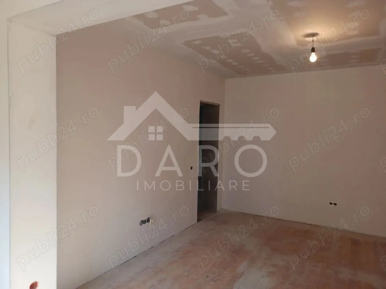 Casă de vânzare în Sântana de Mureș, str. Morii – 130 000 euro - Casă de vânzare în Sântana de Mureș, str. Morii – 107 mp utili, teren 645 mp
Oferim spre vânzare o casă situată în Sântana de Mureș, pe strada Morii, într-o zonă foarte bună, aproape de centrul comunei, la aproximativ 200 m de primărie, școală, stație de autobuz și magazine, pe drumul care face legătura directă cu Podul Mureș. Imobilul este amplasat pe o stradă nou asfaltată, oferind acces facil și confort.
Casa are o suprafață utilă de 107 mp și este amplasată pe un teren în suprafață de 645 mp, cu deschidere la stradă de 17 m, fiind ideală atât pentru locuit, cât și pentru cei care își doresc curte și grădină generoasă.
Ca și compartimentare, proprietatea este alcătuită din:
hol
living
3 camere
2 băi
bucătărie
cămară
În plus, casa dispune de garaj prevăzut cu canal, curte și grădină, fiind o proprietate practică și bine poziționată.
📌 Detalii importante:
construcție din anul 1975
centrală termică proprie
casă izolată exterior
acoperiș recondiționat în 2019
imobilul este în curs de renovare
tavane false realizate
instalația electrică și instalațiile sanitare sunt în curs de modernizare
tâmplăria, geamurile și ușile urmează să fie schimbate în curând
proprietatea este branșată la toate utilitățile
Această casă este potrivită pentru cei care își doresc să locuiască într-o zonă liniștită, dar foarte bine conectată, aproape de punctele de interes din comună și cu acces rapid spre Târgu Mureș.
📞 Pentru detalii și programarea unei vizionări, vă stau cu drag la dispoziție.
Te gândești să cumperi această proprietate prin credit?
Prin Kiwi Finance beneficiezi de:
✔ analiză GRATUITĂ a eligibilității
✔ acces la oferte de la peste 12 bănci
✔ negocierea dobânzii în favoarea ta
✔ suport complet până la semnare