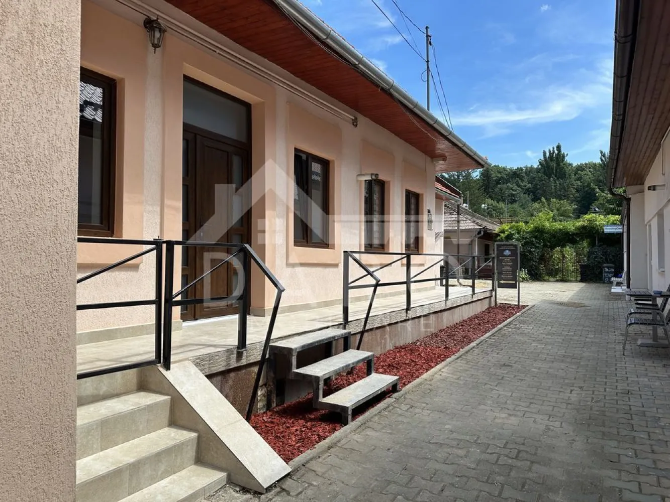 🏢🔥 BIROU MODERN ÎN TÂRGU MUREȘ - 🏢🔥 BIROU MODERN ÎN TÂRGU MUREȘ – PERFECT PENTRU NOTARIAT / BUSINESS! 🔥🏢
📍 Târgu Mureș – zonă aproape de centru
💥 Dacă îți dorești un spațiu profesional, elegant și gata de lucru… acesta este pentru tine!
📐 65 mp utili
💰 700 € / lună
🏢 Compartimentare:
✔ 2 camere spațioase
✔ baie complet utilată
✨ Avantaje:
✔ proaspăt renovat
✔ finisaje moderne, de calitate
✔ spațiu luminos și aerisit
✔ ideal pentru: notariat, birou avocatură, contabilitate sau alte activități office
✔ locație excelentă – aproape de centrul orașului
💼 Un spațiu care transmite profesionalism și încredere clienților tăi!
📞 Sună ACUM pentru vizionare:
📲 0749 535 729
💬 Scrie-mi „BIROU” în privat și îți trimit toate detaliile!
💡 Te gândești să-ți cumperi propriul spațiu în loc de chirie?
Prin Kiwi Finance beneficiezi de:
✔ analiză GRATUITĂ a eligibilității
✔ acces la oferte de la peste 12 bănci
✔ negocierea dobânzii în favoarea ta
✔ suport complet până la semnare