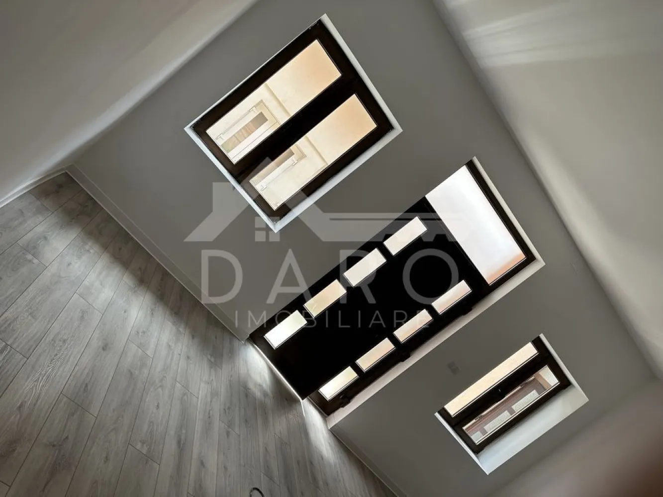 🏢🔥 BIROU MODERN ÎN TÂRGU MUREȘ - 🏢🔥 BIROU MODERN ÎN TÂRGU MUREȘ – PERFECT PENTRU NOTARIAT / BUSINESS! 🔥🏢
📍 Târgu Mureș – zonă aproape de centru
💥 Dacă îți dorești un spațiu profesional, elegant și gata de lucru… acesta este pentru tine!
📐 65 mp utili
💰 700 € / lună
🏢 Compartimentare:
✔ 2 camere spațioase
✔ baie complet utilată
✨ Avantaje:
✔ proaspăt renovat
✔ finisaje moderne, de calitate
✔ spațiu luminos și aerisit
✔ ideal pentru: notariat, birou avocatură, contabilitate sau alte activități office
✔ locație excelentă – aproape de centrul orașului
💼 Un spațiu care transmite profesionalism și încredere clienților tăi!
📞 Sună ACUM pentru vizionare:
📲 0749 535 729
💬 Scrie-mi „BIROU” în privat și îți trimit toate detaliile!
💡 Te gândești să-ți cumperi propriul spațiu în loc de chirie?
Prin Kiwi Finance beneficiezi de:
✔ analiză GRATUITĂ a eligibilității
✔ acces la oferte de la peste 12 bănci
✔ negocierea dobânzii în favoarea ta
✔ suport complet până la semnare