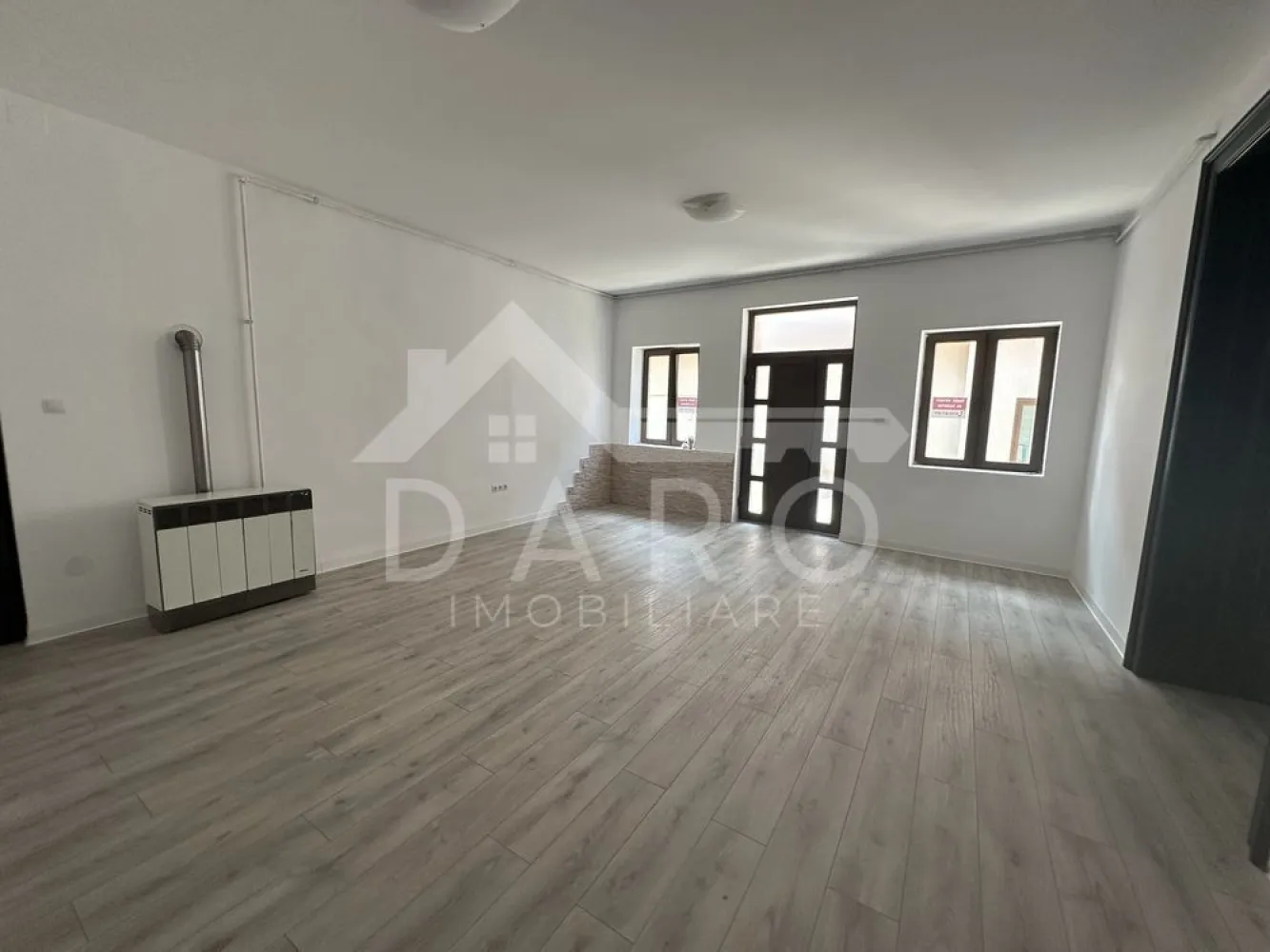 🏢🔥 BIROU MODERN ÎN TÂRGU MUREȘ - 🏢🔥 BIROU MODERN ÎN TÂRGU MUREȘ – PERFECT PENTRU NOTARIAT / BUSINESS! 🔥🏢
📍 Târgu Mureș – zonă aproape de centru
💥 Dacă îți dorești un spațiu profesional, elegant și gata de lucru… acesta este pentru tine!
📐 65 mp utili
💰 700 € / lună
🏢 Compartimentare:
✔ 2 camere spațioase
✔ baie complet utilată
✨ Avantaje:
✔ proaspăt renovat
✔ finisaje moderne, de calitate
✔ spațiu luminos și aerisit
✔ ideal pentru: notariat, birou avocatură, contabilitate sau alte activități office
✔ locație excelentă – aproape de centrul orașului
💼 Un spațiu care transmite profesionalism și încredere clienților tăi!
📞 Sună ACUM pentru vizionare:
📲 0749 535 729
💬 Scrie-mi „BIROU” în privat și îți trimit toate detaliile!
💡 Te gândești să-ți cumperi propriul spațiu în loc de chirie?
Prin Kiwi Finance beneficiezi de:
✔ analiză GRATUITĂ a eligibilității
✔ acces la oferte de la peste 12 bănci
✔ negocierea dobânzii în favoarea ta
✔ suport complet până la semnare