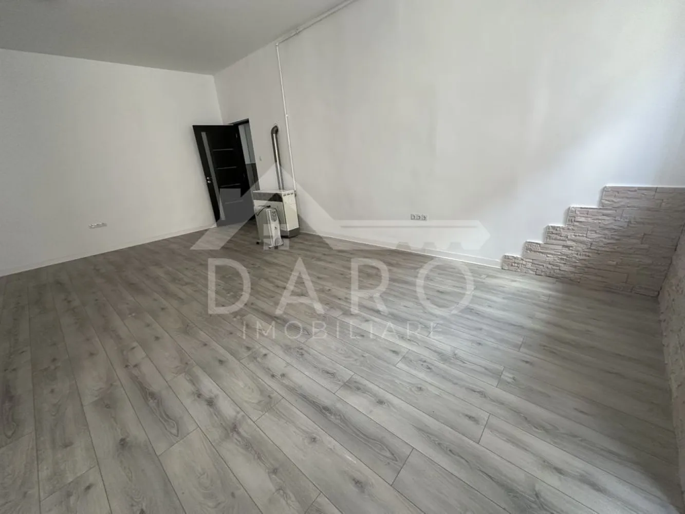 🏢🔥 BIROU MODERN ÎN TÂRGU MUREȘ - 🏢🔥 BIROU MODERN ÎN TÂRGU MUREȘ – PERFECT PENTRU NOTARIAT / BUSINESS! 🔥🏢
📍 Târgu Mureș – zonă aproape de centru
💥 Dacă îți dorești un spațiu profesional, elegant și gata de lucru… acesta este pentru tine!
📐 65 mp utili
💰 700 € / lună
🏢 Compartimentare:
✔ 2 camere spațioase
✔ baie complet utilată
✨ Avantaje:
✔ proaspăt renovat
✔ finisaje moderne, de calitate
✔ spațiu luminos și aerisit
✔ ideal pentru: notariat, birou avocatură, contabilitate sau alte activități office
✔ locație excelentă – aproape de centrul orașului
💼 Un spațiu care transmite profesionalism și încredere clienților tăi!
📞 Sună ACUM pentru vizionare:
📲 0749 535 729
💬 Scrie-mi „BIROU” în privat și îți trimit toate detaliile!
💡 Te gândești să-ți cumperi propriul spațiu în loc de chirie?
Prin Kiwi Finance beneficiezi de:
✔ analiză GRATUITĂ a eligibilității
✔ acces la oferte de la peste 12 bănci
✔ negocierea dobânzii în favoarea ta
✔ suport complet până la semnare