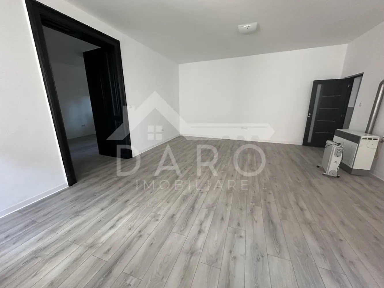 🏢🔥 BIROU MODERN ÎN TÂRGU MUREȘ - 🏢🔥 BIROU MODERN ÎN TÂRGU MUREȘ – PERFECT PENTRU NOTARIAT / BUSINESS! 🔥🏢
📍 Târgu Mureș – zonă aproape de centru
💥 Dacă îți dorești un spațiu profesional, elegant și gata de lucru… acesta este pentru tine!
📐 65 mp utili
💰 700 € / lună
🏢 Compartimentare:
✔ 2 camere spațioase
✔ baie complet utilată
✨ Avantaje:
✔ proaspăt renovat
✔ finisaje moderne, de calitate
✔ spațiu luminos și aerisit
✔ ideal pentru: notariat, birou avocatură, contabilitate sau alte activități office
✔ locație excelentă – aproape de centrul orașului
💼 Un spațiu care transmite profesionalism și încredere clienților tăi!
📞 Sună ACUM pentru vizionare:
📲 0749 535 729
💬 Scrie-mi „BIROU” în privat și îți trimit toate detaliile!
💡 Te gândești să-ți cumperi propriul spațiu în loc de chirie?
Prin Kiwi Finance beneficiezi de:
✔ analiză GRATUITĂ a eligibilității
✔ acces la oferte de la peste 12 bănci
✔ negocierea dobânzii în favoarea ta
✔ suport complet până la semnare