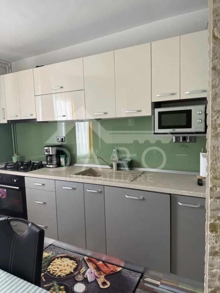 🏡 Apartament premium 3 camere de închiriat – Zona Tudor, Târgu Mureș - 🏡 Apartament premium 3 camere de închiriat – Zona Tudor, Târgu Mureș | 75 mp | 550 €/lună
Proprietate proovată prin DARO Imobiliare
Descoperă un apartament care îmbină perfect confortul, funcționalitatea și designul modern, situat în una dintre cele mai căutate zone din Târgu Mureș – cartierul Tudor.
Cu o suprafață utilă de 75 mp și compartimentare decomandată, această proprietate este ideală pentru cei care își doresc un stil de viață echilibrat, într-un spațiu primitor și bine organizat.
Compartimentare inteligentă:
living generos cu bucătărie open space
2 dormitoare luminoase
2 băi moderne
hol spațios
balcon
Fiecare spațiu este gândit pentru a oferi confort și intimitate, fiind perfect adaptat atât pentru familii, cât și pentru profesioniști.
Finisaje și dotări:
mobilier modern, nou
bucătărie complet utilată și echipată
electrocasnice (inclusiv cuptor cu microunde, sandwich maker)
mașină de spălat rufe + uscător
TV și internet WiFi
veselă inclusă
Apartamentul este pregătit pentru mutare imediată, fără investiții suplimentare.
Localizare excelentă:
Poziționat într-o zonă cu acces facil, proprietatea oferă proximitate față de:
stații de transport în comun
supermarketuri (Kaufland, Lidl)
piață agroalimentară
parcuri și zone de relaxare
Un avantaj major pentru un stil de viață activ și confortabil.
💰 Preț chirie: 550 euro / lună
Această proprietate reprezintă alegerea ideală pentru cei care caută un apartament modern, complet echipat, într-o zonă bine conectată a orașului.
Pentru detalii suplimentare și programarea unei vizionări:
📞 0749 535 729
Te gândești să faci pasul spre propria locuință?
Prin Kiwi Finance beneficiezi de:
analiză GRATUITĂ a eligibilității
acces la oferte de la peste 12 bănci
negocierea dobânzii în favoarea ta
suport complet până la semnare