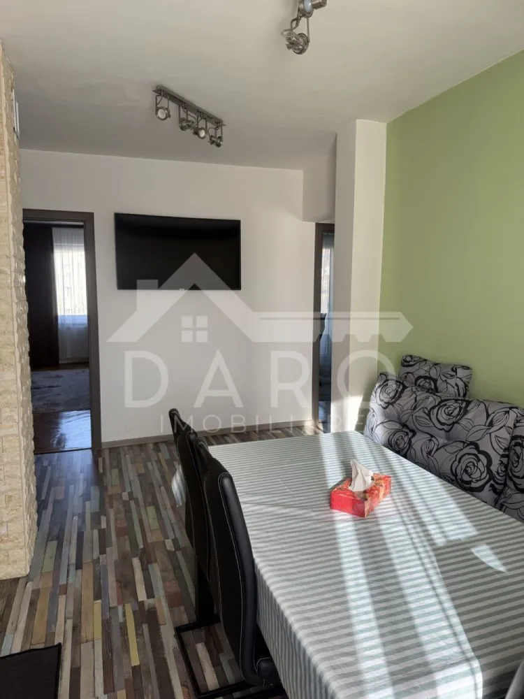 🏡 Apartament premium 3 camere de închiriat – Zona Tudor, Târgu Mureș - 🏡 Apartament premium 3 camere de închiriat – Zona Tudor, Târgu Mureș | 75 mp | 550 €/lună
Proprietate proovată prin DARO Imobiliare
Descoperă un apartament care îmbină perfect confortul, funcționalitatea și designul modern, situat în una dintre cele mai căutate zone din Târgu Mureș – cartierul Tudor.
Cu o suprafață utilă de 75 mp și compartimentare decomandată, această proprietate este ideală pentru cei care își doresc un stil de viață echilibrat, într-un spațiu primitor și bine organizat.
Compartimentare inteligentă:
living generos cu bucătărie open space
2 dormitoare luminoase
2 băi moderne
hol spațios
balcon
Fiecare spațiu este gândit pentru a oferi confort și intimitate, fiind perfect adaptat atât pentru familii, cât și pentru profesioniști.
Finisaje și dotări:
mobilier modern, nou
bucătărie complet utilată și echipată
electrocasnice (inclusiv cuptor cu microunde, sandwich maker)
mașină de spălat rufe + uscător
TV și internet WiFi
veselă inclusă
Apartamentul este pregătit pentru mutare imediată, fără investiții suplimentare.
Localizare excelentă:
Poziționat într-o zonă cu acces facil, proprietatea oferă proximitate față de:
stații de transport în comun
supermarketuri (Kaufland, Lidl)
piață agroalimentară
parcuri și zone de relaxare
Un avantaj major pentru un stil de viață activ și confortabil.
💰 Preț chirie: 550 euro / lună
Această proprietate reprezintă alegerea ideală pentru cei care caută un apartament modern, complet echipat, într-o zonă bine conectată a orașului.
Pentru detalii suplimentare și programarea unei vizionări:
📞 0749 535 729
Te gândești să faci pasul spre propria locuință?
Prin Kiwi Finance beneficiezi de:
analiză GRATUITĂ a eligibilității
acces la oferte de la peste 12 bănci
negocierea dobânzii în favoarea ta
suport complet până la semnare