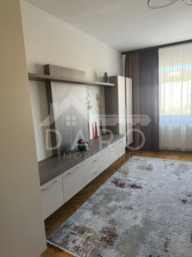 🏡 Apartament premium 3 camere de închiriat – Zona Tudor, Târgu Mureș - 🏡 Apartament premium 3 camere de închiriat – Zona Tudor, Târgu Mureș | 75 mp | 550 €/lună
Proprietate proovată prin DARO Imobiliare
Descoperă un apartament care îmbină perfect confortul, funcționalitatea și designul modern, situat în una dintre cele mai căutate zone din Târgu Mureș – cartierul Tudor.
Cu o suprafață utilă de 75 mp și compartimentare decomandată, această proprietate este ideală pentru cei care își doresc un stil de viață echilibrat, într-un spațiu primitor și bine organizat.
Compartimentare inteligentă:
living generos cu bucătărie open space
2 dormitoare luminoase
2 băi moderne
hol spațios
balcon
Fiecare spațiu este gândit pentru a oferi confort și intimitate, fiind perfect adaptat atât pentru familii, cât și pentru profesioniști.
Finisaje și dotări:
mobilier modern, nou
bucătărie complet utilată și echipată
electrocasnice (inclusiv cuptor cu microunde, sandwich maker)
mașină de spălat rufe + uscător
TV și internet WiFi
veselă inclusă
Apartamentul este pregătit pentru mutare imediată, fără investiții suplimentare.
Localizare excelentă:
Poziționat într-o zonă cu acces facil, proprietatea oferă proximitate față de:
stații de transport în comun
supermarketuri (Kaufland, Lidl)
piață agroalimentară
parcuri și zone de relaxare
Un avantaj major pentru un stil de viață activ și confortabil.
💰 Preț chirie: 550 euro / lună
Această proprietate reprezintă alegerea ideală pentru cei care caută un apartament modern, complet echipat, într-o zonă bine conectată a orașului.
Pentru detalii suplimentare și programarea unei vizionări:
📞 0749 535 729
Te gândești să faci pasul spre propria locuință?
Prin Kiwi Finance beneficiezi de:
analiză GRATUITĂ a eligibilității
acces la oferte de la peste 12 bănci
negocierea dobânzii în favoarea ta
suport complet până la semnare