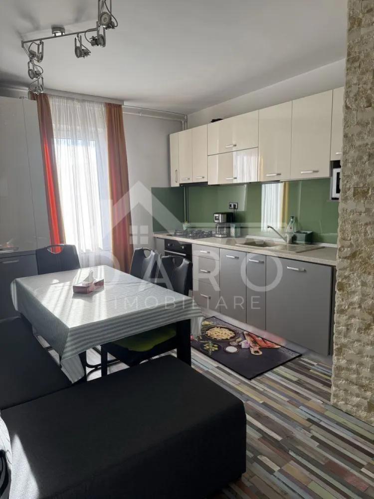 🏡 Apartament premium 3 camere de închiriat – Zona Tudor, Târgu Mureș - 🏡 Apartament premium 3 camere de închiriat – Zona Tudor, Târgu Mureș | 75 mp | 550 €/lună
Proprietate proovată prin DARO Imobiliare
Descoperă un apartament care îmbină perfect confortul, funcționalitatea și designul modern, situat în una dintre cele mai căutate zone din Târgu Mureș – cartierul Tudor.
Cu o suprafață utilă de 75 mp și compartimentare decomandată, această proprietate este ideală pentru cei care își doresc un stil de viață echilibrat, într-un spațiu primitor și bine organizat.
Compartimentare inteligentă:
living generos cu bucătărie open space
2 dormitoare luminoase
2 băi moderne
hol spațios
balcon
Fiecare spațiu este gândit pentru a oferi confort și intimitate, fiind perfect adaptat atât pentru familii, cât și pentru profesioniști.
Finisaje și dotări:
mobilier modern, nou
bucătărie complet utilată și echipată
electrocasnice (inclusiv cuptor cu microunde, sandwich maker)
mașină de spălat rufe + uscător
TV și internet WiFi
veselă inclusă
Apartamentul este pregătit pentru mutare imediată, fără investiții suplimentare.
Localizare excelentă:
Poziționat într-o zonă cu acces facil, proprietatea oferă proximitate față de:
stații de transport în comun
supermarketuri (Kaufland, Lidl)
piață agroalimentară
parcuri și zone de relaxare
Un avantaj major pentru un stil de viață activ și confortabil.
💰 Preț chirie: 550 euro / lună
Această proprietate reprezintă alegerea ideală pentru cei care caută un apartament modern, complet echipat, într-o zonă bine conectată a orașului.
Pentru detalii suplimentare și programarea unei vizionări:
📞 0749 535 729
Te gândești să faci pasul spre propria locuință?
Prin Kiwi Finance beneficiezi de:
analiză GRATUITĂ a eligibilității
acces la oferte de la peste 12 bănci
negocierea dobânzii în favoarea ta
suport complet până la semnare