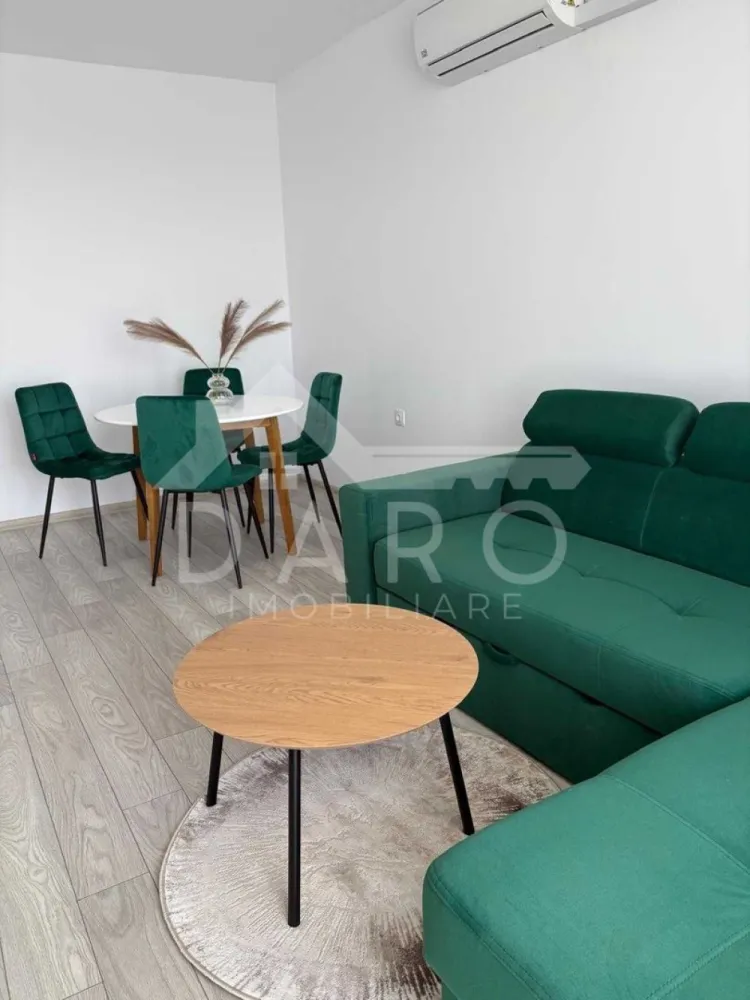 🏡 2 camere Maurer Residence | Et.9 | 425€/lună - 🏡 2 camere Maurer Residence | Et.9 | 425€/lună
Proprietate promovată prin DARO Imobiliare
Descoperă un apartament modern, situat în prestigiosul ansamblu Maurer Residence, o alegere ideală pentru cei care își doresc confort, lumină naturală și un stil de viață urban, într-un cadru elegant.
Cu o suprafață utilă de 56 mp și compartimentare decomandată, locuința este atent organizată pentru a oferi funcționalitate și intimitate.
Compartimentare:
living luminos și primitor
dormitor confortabil
bucătărie separată
baie
hol
Situat la etajul 9, apartamentul beneficiază de o priveliște plăcută și lumină naturală pe tot parcursul zilei, creând o atmosferă relaxantă și aerisită.
Dotări și finisaje:
mobilat modern, cu atenție la detalii
electrocasnice noi
spații bine optimizate pentru depozitare
ambient elegant și primitor
Se poate închiria inclusiv pe firmă, cu posibilitate de facturare.
💰 Preț chirie: 425 euro / lună (ușor negociabil)
Această proprietate este ideală pentru un cuplu sau o persoană care își dorește un apartament nou, într-un complex rezidențial modern, bine poziționat.
Pentru detalii și programarea unei vizionări:
📞 0749 535 729