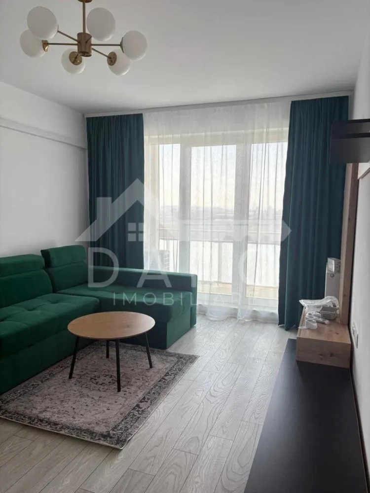 🏡 2 camere Maurer Residence | Et.9 | 425€/lună - 🏡 2 camere Maurer Residence | Et.9 | 425€/lună
Proprietate promovată prin DARO Imobiliare
Descoperă un apartament modern, situat în prestigiosul ansamblu Maurer Residence, o alegere ideală pentru cei care își doresc confort, lumină naturală și un stil de viață urban, într-un cadru elegant.
Cu o suprafață utilă de 56 mp și compartimentare decomandată, locuința este atent organizată pentru a oferi funcționalitate și intimitate.
Compartimentare:
living luminos și primitor
dormitor confortabil
bucătărie separată
baie
hol
Situat la etajul 9, apartamentul beneficiază de o priveliște plăcută și lumină naturală pe tot parcursul zilei, creând o atmosferă relaxantă și aerisită.
Dotări și finisaje:
mobilat modern, cu atenție la detalii
electrocasnice noi
spații bine optimizate pentru depozitare
ambient elegant și primitor
Se poate închiria inclusiv pe firmă, cu posibilitate de facturare.
💰 Preț chirie: 425 euro / lună (ușor negociabil)
Această proprietate este ideală pentru un cuplu sau o persoană care își dorește un apartament nou, într-un complex rezidențial modern, bine poziționat.
Pentru detalii și programarea unei vizionări:
📞 0749 535 729
