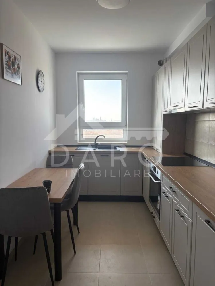 🏡 2 camere Maurer Residence | Et.9 | 425€/lună - 🏡 2 camere Maurer Residence | Et.9 | 425€/lună
Proprietate promovată prin DARO Imobiliare
Descoperă un apartament modern, situat în prestigiosul ansamblu Maurer Residence, o alegere ideală pentru cei care își doresc confort, lumină naturală și un stil de viață urban, într-un cadru elegant.
Cu o suprafață utilă de 56 mp și compartimentare decomandată, locuința este atent organizată pentru a oferi funcționalitate și intimitate.
Compartimentare:
living luminos și primitor
dormitor confortabil
bucătărie separată
baie
hol
Situat la etajul 9, apartamentul beneficiază de o priveliște plăcută și lumină naturală pe tot parcursul zilei, creând o atmosferă relaxantă și aerisită.
Dotări și finisaje:
mobilat modern, cu atenție la detalii
electrocasnice noi
spații bine optimizate pentru depozitare
ambient elegant și primitor
Se poate închiria inclusiv pe firmă, cu posibilitate de facturare.
💰 Preț chirie: 425 euro / lună (ușor negociabil)
Această proprietate este ideală pentru un cuplu sau o persoană care își dorește un apartament nou, într-un complex rezidențial modern, bine poziționat.
Pentru detalii și programarea unei vizionări:
📞 0749 535 729