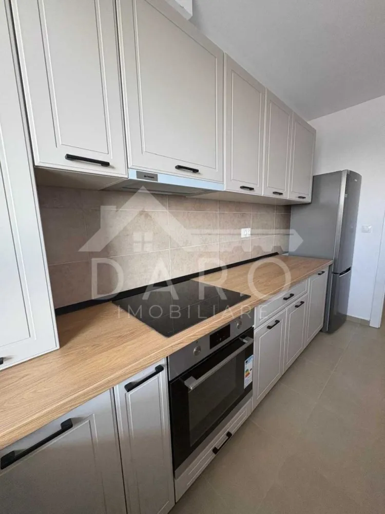 🏡 2 camere Maurer Residence | Et.9 | 425€/lună - 🏡 2 camere Maurer Residence | Et.9 | 425€/lună
Proprietate promovată prin DARO Imobiliare
Descoperă un apartament modern, situat în prestigiosul ansamblu Maurer Residence, o alegere ideală pentru cei care își doresc confort, lumină naturală și un stil de viață urban, într-un cadru elegant.
Cu o suprafață utilă de 56 mp și compartimentare decomandată, locuința este atent organizată pentru a oferi funcționalitate și intimitate.
Compartimentare:
living luminos și primitor
dormitor confortabil
bucătărie separată
baie
hol
Situat la etajul 9, apartamentul beneficiază de o priveliște plăcută și lumină naturală pe tot parcursul zilei, creând o atmosferă relaxantă și aerisită.
Dotări și finisaje:
mobilat modern, cu atenție la detalii
electrocasnice noi
spații bine optimizate pentru depozitare
ambient elegant și primitor
Se poate închiria inclusiv pe firmă, cu posibilitate de facturare.
💰 Preț chirie: 425 euro / lună (ușor negociabil)
Această proprietate este ideală pentru un cuplu sau o persoană care își dorește un apartament nou, într-un complex rezidențial modern, bine poziționat.
Pentru detalii și programarea unei vizionări:
📞 0749 535 729