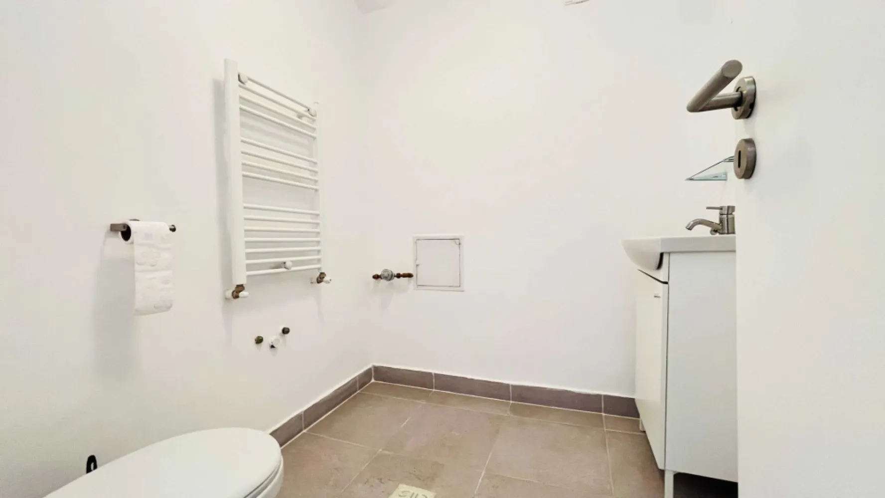 Apartament 2 camere Capitale - Apartament de două camere spațios și luminos în zona Piața Victoriei Capitale pentru sediu de firmă, etajul trei din șase.
Liber de la 10 aprilie 2025. Anuntul este postat de catre proprietar.