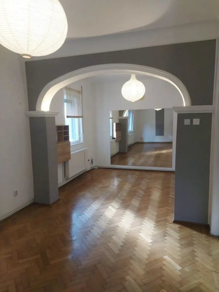 BRASADAS închiriază ap 2 cam - zona Capitale, Braziliei. - Agenția imobiliara BRASADAS închiriază apartament cochet, complet renovat, situat la parterul unei case de pe strada Brazilia, din zona Dorobanți-Capitale, cu o grădină privată în stil japonez.

Detalii:

Camere luminoase și spațioase
Bucătărie: mobilată
Baie modernă
Hol spațios

Apartamentul combină elementele clasice cu un design modern, având ferestre mari și parchet din lemn masiv. Livingul este luminos și elegant, cu arcade stilate.

Localizare excelentă aproape de Piața Dorobanți, acces facil la mijloace de transport în comun, restaurante, cafenele și zone comerciale.

Pentru mai multe oferte accesați www.brasadas.com.