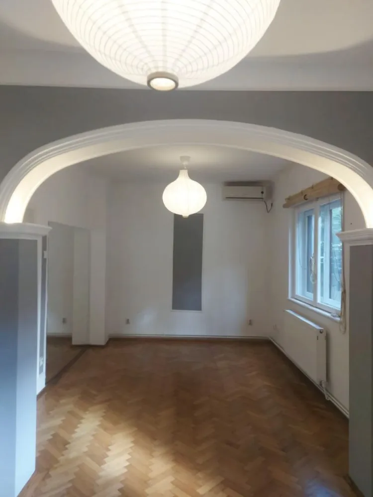 BRASADAS închiriază ap 2 cam - zona Capitale, Braziliei. - Agenția imobiliara BRASADAS închiriază apartament cochet, complet renovat, situat la parterul unei case de pe strada Brazilia, din zona Dorobanți-Capitale, cu o grădină privată în stil japonez.

Detalii:

Camere luminoase și spațioase
Bucătărie: mobilată
Baie modernă
Hol spațios

Apartamentul combină elementele clasice cu un design modern, având ferestre mari și parchet din lemn masiv. Livingul este luminos și elegant, cu arcade stilate.

Localizare excelentă aproape de Piața Dorobanți, acces facil la mijloace de transport în comun, restaurante, cafenele și zone comerciale.

Pentru mai multe oferte accesați www.brasadas.com.