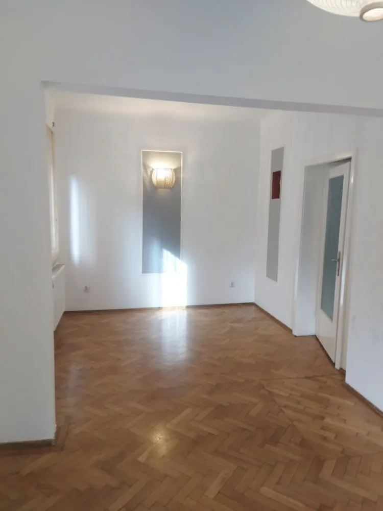 BRASADAS închiriază ap 2 cam - zona Capitale, Braziliei. - Agenția imobiliara BRASADAS închiriază apartament cochet, complet renovat, situat la parterul unei case de pe strada Brazilia, din zona Dorobanți-Capitale, cu o grădină privată în stil japonez.

Detalii:

Camere luminoase și spațioase
Bucătărie: mobilată
Baie modernă
Hol spațios

Apartamentul combină elementele clasice cu un design modern, având ferestre mari și parchet din lemn masiv. Livingul este luminos și elegant, cu arcade stilate.

Localizare excelentă aproape de Piața Dorobanți, acces facil la mijloace de transport în comun, restaurante, cafenele și zone comerciale.

Pentru mai multe oferte accesați www.brasadas.com.