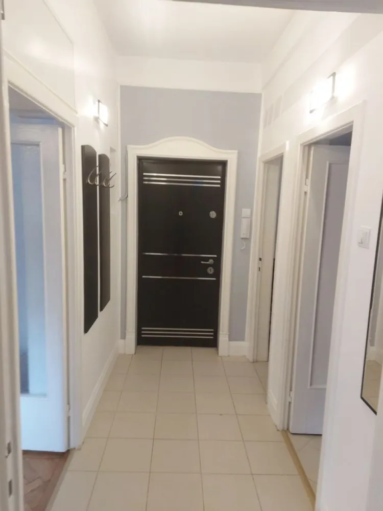 BRASADAS închiriază ap 2 cam - zona Capitale, Braziliei. - Agenția imobiliara BRASADAS închiriază apartament cochet, complet renovat, situat la parterul unei case de pe strada Brazilia, din zona Dorobanți-Capitale, cu o grădină privată în stil japonez.

Detalii:

Camere luminoase și spațioase
Bucătărie: mobilată
Baie modernă
Hol spațios

Apartamentul combină elementele clasice cu un design modern, având ferestre mari și parchet din lemn masiv. Livingul este luminos și elegant, cu arcade stilate.

Localizare excelentă aproape de Piața Dorobanți, acces facil la mijloace de transport în comun, restaurante, cafenele și zone comerciale.

Pentru mai multe oferte accesați www.brasadas.com.