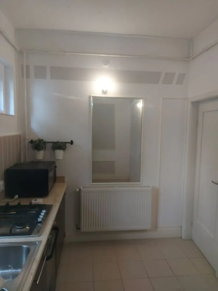 BRASADAS închiriază ap 2 cam - zona Capitale, Braziliei. - Agenția imobiliara BRASADAS închiriază apartament cochet, complet renovat, situat la parterul unei case de pe strada Brazilia, din zona Dorobanți-Capitale, cu o grădină privată în stil japonez.

Detalii:

Camere luminoase și spațioase
Bucătărie: mobilată
Baie modernă
Hol spațios

Apartamentul combină elementele clasice cu un design modern, având ferestre mari și parchet din lemn masiv. Livingul este luminos și elegant, cu arcade stilate.

Localizare excelentă aproape de Piața Dorobanți, acces facil la mijloace de transport în comun, restaurante, cafenele și zone comerciale.

Pentru mai multe oferte accesați www.brasadas.com.