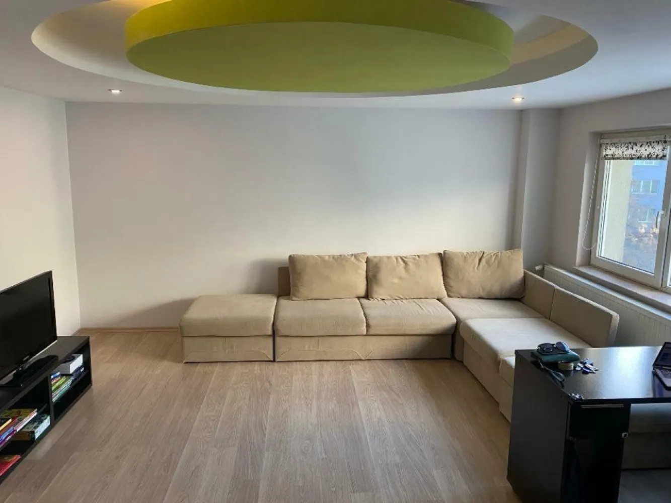 Apartament zona Aviatiei 2 Camere -Mobilat si utilat -Pet friendly -7 min Metrou - Va propunem spre inchiriere un apartament de 2 camere, complet mobilat si utilat, situat la etajul 3 din 4, amplasat in spatele hotelului Crystal Palace (zona Aviatiei), foarte aproape de mijloace de transport in comun si de metrou (7 min. Metrou Aurel Vlaicu).

Apartamentul are o suprafata utila de 57mp, este semidecomandat, cu bucataria si livingul in concept "open-space", dormitor cu pat matrimonial si spatii de depozitare, dressing spatios, 2 holuri, baie si balcon (= 4.6mp).

Utilități
o Utilitati generale: Curent, Apa, Canalizare, Gaz
o Acces internet: Cablu, Wireless

Finisaje
o Ferestre cu geam termopan: PVC
o Usa intrare: Metal
o Izolatii termice: Exterior, Interior
o Podele: Gresie, Parchet
o Pereti: Faianta

Dotări
o Bucatarie: Mobilata, Utilata
o Mobilat: Complet
o Electrocasnice: Masina de spalat rufe, Frigider, Aragaz, Hota, 2x Aer Conditionat, TV, Expressor

Pentru mai multe detalii si vizionari va rog, nu ezitati sa ne contactati!
