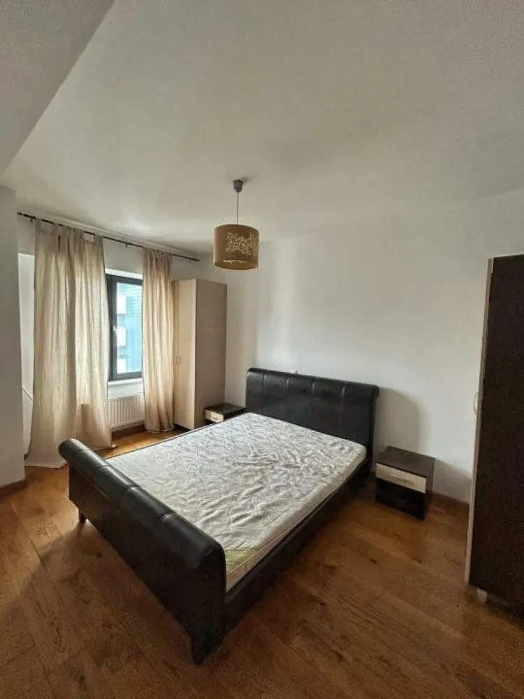 Apartament cu 2 camere - de inchiriat in Upgroun Residence - Direct de la proprietar si fara niciun comision, va oferim spre inchiriere acest apartament modern de 2 camere, situat in complexul Upground Residence, disponibil complet mobilat, cu multiple spatii de depozitare, o bucatarie complet utilata, 1 balcon, 2 bai si dormitor.
Apartamentul are un generos si luminos living de tip open space de pe care se poate iesi pe balcon, bucataria este complet mobilata si utilata, iar dormitorul complet mobilat va va asigura tot confortul, fiind dotat cu baie proprie. 

Apartamentul este dotat cu centrala termica, aer conditionat, masina de spalat vase incorporata si masina de spalat rufe, astfel incat confortul tau sa fie asigurat!

La parterul complexului Upground puteţi găsi tot ce aveţi nevoie, de la magazine alimentare, cafenele, saloane de înfrumuseţare, până la o sală de gimnastică de clasă mondială şi un studio de yoga.
La 5 minute de mers pe jos de apartament ajungeţi la staţia de metrou Pipera şi la staţiile de tramvai care vă ajută să vă conectaţi cu restul oraşului. Promenada Mall este, de asemenea, la doar câteva minute de mers pe jos de complex.
Sunt disponibile şi locuri de parcare în garajul subteran şi pot fi închiriate separat.

Directly from the owner and without any commission, we offer for rent this modern 2-room apartment, located in the Upground Residence complex, available fully furnished, with multiple storage spaces, a fully equipped kitchen, 1 balcony, 2 bathrooms and a bedroom.
The apartment has a generous and bright open space living room from which you can exit to the balcony, the kitchen is fully furnished and equipped, and the fully furnished bedroom will ensure all the comfort, being equipped with its own bathroom.

The apartment is equipped with central heating, air conditioning, built-in dishwasher and washing machine, so that your comfort is ensured!

On the ground floor of the Upground complex you can find everything you need, from grocery stores, cafes, beauty salons, to a world-class gym and a yoga studio.
A 5-minute walk from the apartment you reach the Pipera metro station and tram stops that help you connect with the rest of the city. Promenada Mall is also just a few minutes walk from the complex.
Parking spaces are also available in the underground garage and can be rented separately.