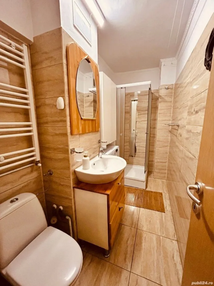 Închiriez Apartament 2 Camere Marriott - NU colaborez cu agenție !
Închiriez apartament de 2 camere într-o zona deosebita, aflat în intersecția blvd Panduri cu 13 Septembrie lângă hotel Marriot, cu vedere la intersecție.Construcție an 91.

PRETABIL FIRMĂ! (NOTAR, AVOCAT, MEDIC FAMILIE)

Facilități: 
-LOC DE PARCARE PROPRIU!
-Centrala termica proprie.
-TRIpan in TOATE camerele.
-2 aere conditionate in living dormitor.
-Mega Image la parter, 
-Carrefour în imediata apropiere, 
-Acces interfon în bloc, 
-Camere video, 
-Casa Poporului si Catedrala Neamului la doi pasi, 
-Metrou Izvor și Parc Izvor în 10 minute mers pe jos.
-Parc Romniceanu 7 minute maxim;
-Parc Cismigiu la 15 minute, 
-Piata Prosper la 5 minute
-Zona liniștită și exclusivistă.

Apartamentul este foarte spatios 60mp, proaspăt amenajat, centrala termica proprie, TRIpan excelent izolat fonic și termic, sanitare noi, bucătărie nouă, Living nou, gresie nouă, parchet lemn masiv, uși interioare lemn Pinum, ușă metalică, aer condiționat în ambele camere, proaspăt văruit. 

Pentru informatii nu ezitati sa ma contactati.
Pretul NU este negociabil.