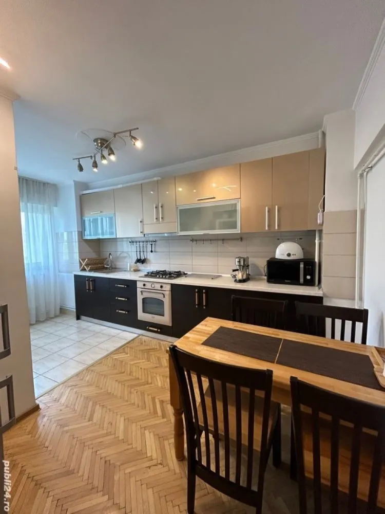 Închiriez Apartament 2 Camere Marriott - NU colaborez cu agenție !
Închiriez apartament de 2 camere într-o zona deosebita, aflat în intersecția blvd Panduri cu 13 Septembrie lângă hotel Marriot, cu vedere la intersecție.Construcție an 91.

PRETABIL FIRMĂ! (NOTAR, AVOCAT, MEDIC FAMILIE)

Facilități: 
-LOC DE PARCARE PROPRIU!
-Centrala termica proprie.
-TRIpan in TOATE camerele.
-2 aere conditionate in living dormitor.
-Mega Image la parter, 
-Carrefour în imediata apropiere, 
-Acces interfon în bloc, 
-Camere video, 
-Casa Poporului si Catedrala Neamului la doi pasi, 
-Metrou Izvor și Parc Izvor în 10 minute mers pe jos.
-Parc Romniceanu 7 minute maxim;
-Parc Cismigiu la 15 minute, 
-Piata Prosper la 5 minute
-Zona liniștită și exclusivistă.

Apartamentul este foarte spatios 60mp, proaspăt amenajat, centrala termica proprie, TRIpan excelent izolat fonic și termic, sanitare noi, bucătărie nouă, Living nou, gresie nouă, parchet lemn masiv, uși interioare lemn Pinum, ușă metalică, aer condiționat în ambele camere, proaspăt văruit. 

Pentru informatii nu ezitati sa ma contactati.
Pretul NU este negociabil.