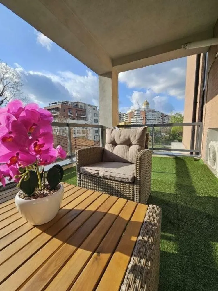 Inchiriez apartament zona Palatul Parlamentului, Marriott, Catedrala Neamului. - Va oferim spre închiriere acest apartament lux si smart cu 2 camere, avand sisteme moderne inclusiv interfon cu camera video, situat central, in imediata vecinătate de Palatul Parlamentului, 13 Septembrie, Bdul Libertăţii, Unirii, Parc Izvor, Catedrala Neamului etc

Apartamentul se află într-un bloc nou construit la etajul 1, are o suprafaţă generoasă cu living open space, dormitor, terasă in suprafaţă de 20m patrati şi boxa mare, dressing.

Este dotat cu centrală termică proprie, aer condiţionat, maşină de spălat, televizoare etc

Pentru detalii şi vizionari nu ezitaţi să mă contactaţi