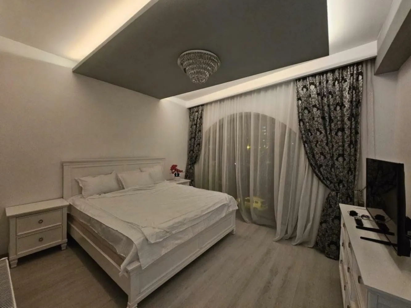 Inchiriez apartament zona Palatul Parlamentului, Marriott, Catedrala Neamului. - Va oferim spre închiriere acest apartament lux si smart cu 2 camere, avand sisteme moderne inclusiv interfon cu camera video, situat central, in imediata vecinătate de Palatul Parlamentului, 13 Septembrie, Bdul Libertăţii, Unirii, Parc Izvor, Catedrala Neamului etc

Apartamentul se află într-un bloc nou construit la etajul 1, are o suprafaţă generoasă cu living open space, dormitor, terasă in suprafaţă de 20m patrati şi boxa mare, dressing.

Este dotat cu centrală termică proprie, aer condiţionat, maşină de spălat, televizoare etc

Pentru detalii şi vizionari nu ezitaţi să mă contactaţi