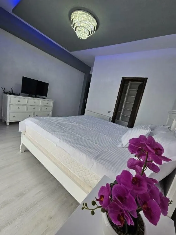 Inchiriez apartament zona Palatul Parlamentului, Marriott, Catedrala Neamului. - Va oferim spre închiriere acest apartament lux si smart cu 2 camere, avand sisteme moderne inclusiv interfon cu camera video, situat central, in imediata vecinătate de Palatul Parlamentului, 13 Septembrie, Bdul Libertăţii, Unirii, Parc Izvor, Catedrala Neamului etc

Apartamentul se află într-un bloc nou construit la etajul 1, are o suprafaţă generoasă cu living open space, dormitor, terasă in suprafaţă de 20m patrati şi boxa mare, dressing.

Este dotat cu centrală termică proprie, aer condiţionat, maşină de spălat, televizoare etc

Pentru detalii şi vizionari nu ezitaţi să mă contactaţi