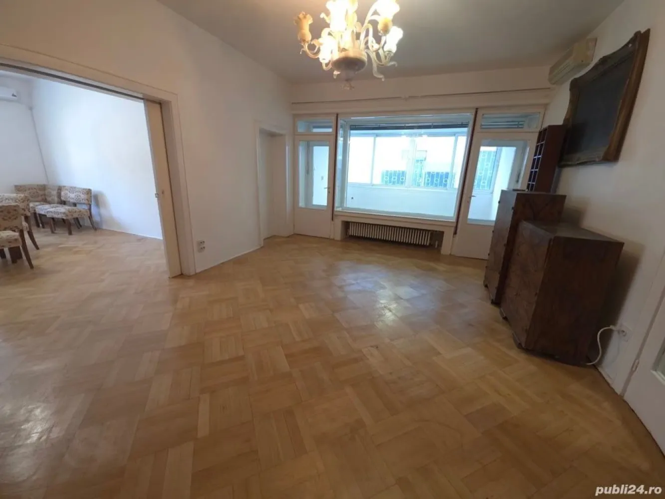 Apartament de închiriat persoana sau firma - Apartament strada Atena nr 7 ap1 parter, 4 cmere 2 intrari ,hol întrare cu dresing ,wc servici ,bucatarie cu centrala aragaz debara ,hol cu design ,camera birou ,hol mic ,baie mare ,2 dormitoare 1 Living dublu separat prin uși glisante balcon mare generos 4 aere condiționate,