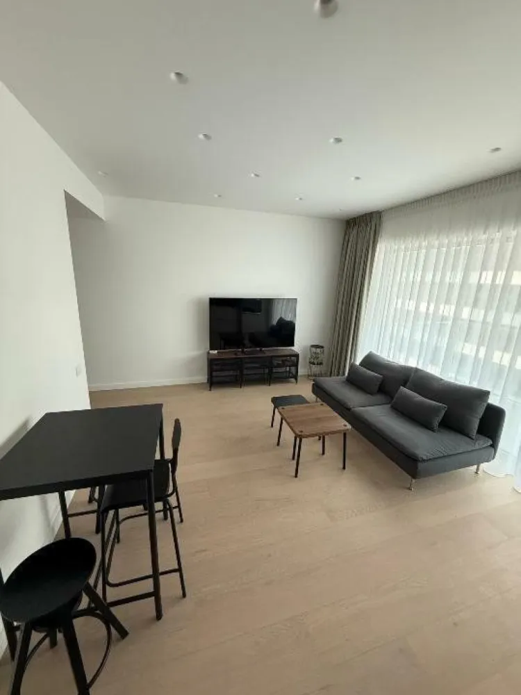 Închiriere apartament 2 camere cu vedere spectaculoasă la Sky Tower şi Promenada - Închiriez apartament cu 2 camere în zona Aviatiei, aproape de clădirile de birouri de pe Pompeiu, la doar 3 minute de mers pe jos de Promenada Mall şi 5 minute de staţia de metrou. Apartamentul se află la etajul 7 al unui bloc nou, finalizat în 2024. Dacă deţii un autoturism, te vei bucura de un loc de parcare subteran inclus în preţ. Complexul beneficiază de o curte interioară amenajată peisagistic, iar accesul este securizat cu barieră. De asemenea, clădirea dispune de recepţie şi pază 24/7. Confortul, siguranţa şi locaţia excelentă te aşteaptă! Nu rata ocazia!