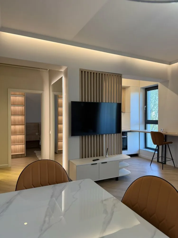 Proprietar inchiriez apartament Exigent Plaza - Inchiriere apartament 2 camere NOU - prima inchiriere, situat in complex Exigent Plaza faza 5, include un loc de parcare subteran si are vedere libera catre parc.

Apartamentul este situat la etajul 3, mobilat complet si utilat fix ca in poze. Dotari: masina spalat rufe, masina spalat vase, televizor smart, centrala proprie si termostat, incalzire in pardoseala, aer conditionat.

Apartamentul are o locatie excelenta, 8 minute de mers pe jos de metrou Lujerului, 3 minute pana la statia de tramvai, aproape de parc si de centrele comerciale Afi Cotroceni si Plaza Romania. In complex exista si un supermarket Auchan.

Va rog fara animale de companie!