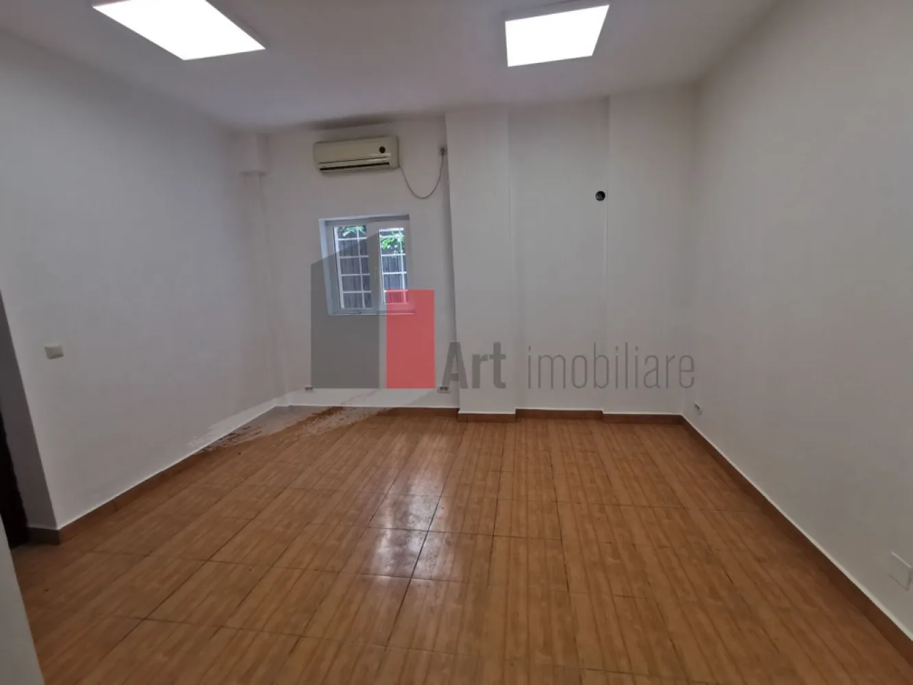 %0 Comision Spatiu comercial de inchiriat in zona Kogalniceanu/Cismigiu - Spațiu Comercial Ultracentral – Zona Cișmigiu – Kogălniceanu, 57 Mp Utili

Vă Propunem Spre Închiriere Un Spațiu Comercial Situat În Zona Cișmigiu – Kogălniceanu, Una Dintre Cele Mai Căutate Și Dinamice Zone Ultracentrale Ale Capitalei, Beneficiind De Trafic Pietonal Intens, Vizibilitate Foarte Bună Și Acces Facil Către Principalele Artere Ale Orașului.

Amplasarea În Apropierea Parcului Cișmigiu, A Facultăților, Instituțiilor Publice, Clădirilor De Birouri Și A Zonelor Rezidențiale Conferă Proprietății Un Potențial Comercial Ridicat Și O Expunere Excelentă.

Spațiul Dispune De O Suprafață Utilă Totală De Aproximativ 57 Mp, Compartimentată Pe Două Niveluri:

• 47 Mp Utili La Parter;
• 10 Mp Utili La Subsol.

Parterul Beneficiază De O Vitrină Stradală Cu O Deschidere De Aproximativ 4 Metri Liniari, Oferind Expunere Directă Către Zona De Trafic Și Vizibilitate Excelentă Pentru Orice Activitate Comercială.

Proprietatea A Fost Recent Renovată, Beneficiind De Finisaje Moderne Și De Un Spațiu Funcțional, Pregătit Pentru Amenajarea În Funcție De Specificul Activității Viitorului Chiriaș. Subsolul Poate Fi Utilizat Ca Spațiu De Depozitare, Arhivă Sau Spațiu Tehnic.

Dotări Și Avantaje:

• Curent Electric;
• Apă Curentă;
• Canalizare;
• Vitrină Stradală De Aproximativ 4 Ml;
• Spațiu Recent Renovat;
• Compartimentare Eficientă Pe Două Niveluri;
• Zonă Ultracentrală Cișmigiu – Kogălniceanu;
• Trafic Pietonal Intens;
• Vizibilitate Foarte Bună;
• Acces Facil Pentru Aprovizionare Și Activitatea Curentă;
• Documente De Spațiu Comercial.

Datorită Configurației Și Poziționării Sale, Spațiul Este Pretabil Pentru Diverse Activități Comerciale Sau De Servicii, Precum:

• Cafenea;
• Takeaway;
• Laborator De Patiserie Sau Cofetărie;
• Magazin De Specialitate;
• Showroom;
• Birou Cu Activitate Comercială;
• Salon De Înfrumusețare;
• Cabinet De Servicii;
• Atelier Sau Alte Activități Comerciale.

Poziționarea În Zona Cișmigiu – Kogălniceanu, Traficul Pietonal Intens Și Flexibilitatea Spațiului Reprezintă Avantaje Importante Pentru Antreprenorii Care Își Doresc O Locație Cu Vizibilitate Ridicată Și Potențial Comercial Real.