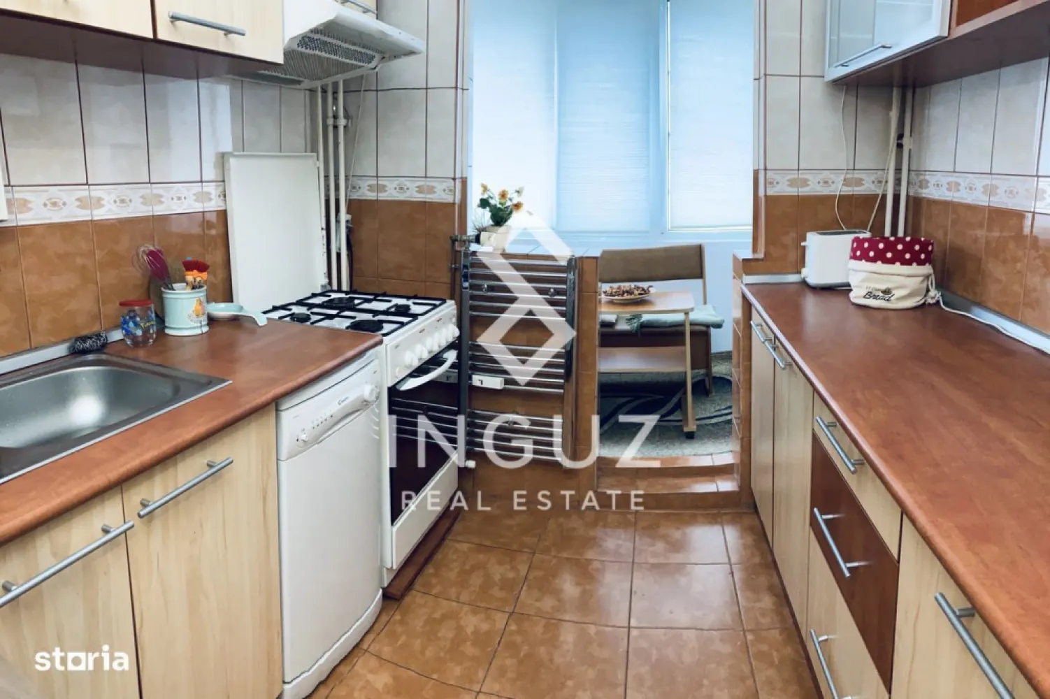 Apartament 3 camere de închiriat | Nicolae Grigorescu – Titan - Apartament 3 camere de închiriat | Nicolae Grigorescu – Titan

📍 Sector 3 – zona Titan / Nicolae Grigorescu
La doar 7 minute de metrou Nicolae Grigorescu

📐 Detalii apartament:
3 camere
Suprafață: 70 mp
Compartimentare: decomandat
Etaj: 5 / 8
Complet mobilat și utilat
⚙️ Dotări și beneficii:

✔ Aer condiționat
✔ WiFi
✔ Dressing mare pe toată lungimea holului
✔ Bucătărie complet utilată (frigider, aragaz, cuptor, mașină de spălat vase)
✔ Mașină de spălat rufe
✔ Televizoare în camere
✔ Balcon închis (extensie bucătărie)
✔ Costuri de întreținere reduse
✔ Apartament izolat (cald iarna)

📍 Localizare excelentă:
4 min – Profi
5 min – piață agroalimentară
15 min – Parcul IOR
Transport: metrou, tramvai 27, autobuze 102, N111, N113, N103
Școli: 92, 112, 20
Grădinițe: 232, 241, 211
💡 Avantaje:

✔ Zonă curată și liniștită
✔ Bloc anvelopat
✔ Ideal pentru familie
✔ Acces rapid către toate punctele de interes

💰 Preț: 540 € / lună (negociabil)

💰 Garanție: 1 lună
💰 Comision: 50%

📞 +40 774 017 567
📞 +40 724 922 092
✉️ info.inguzrealestate.com

Inguz Real Estate
Simplu. Rapid. Fără pierdere de timp.