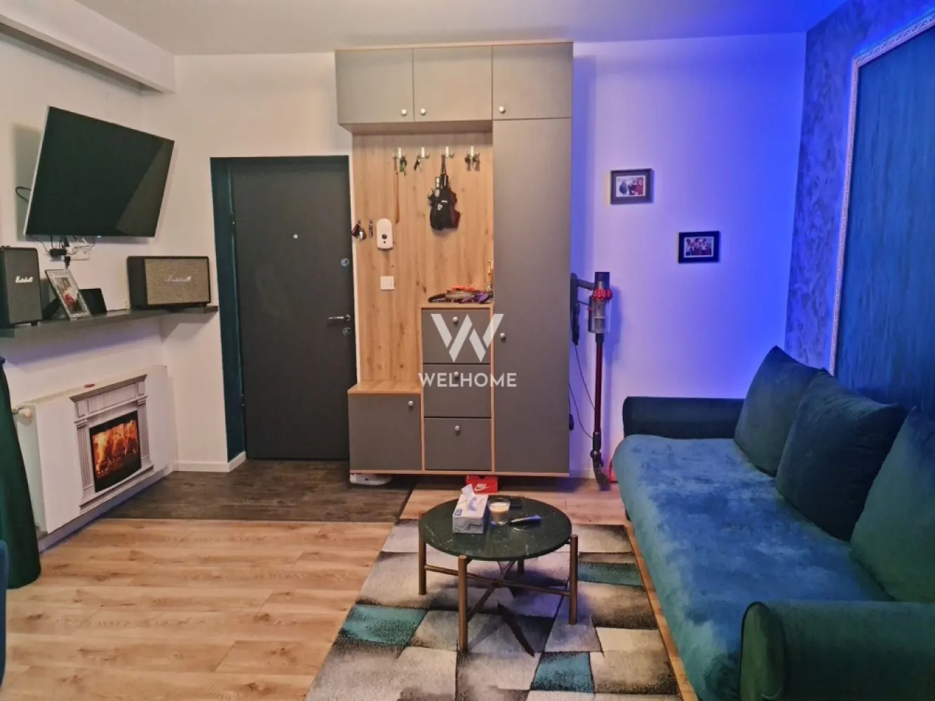 Apartament 2 camere modern,Ceaikovski,parcare inclusa! - Descoperă un apartament cu adevărat special, unde designul modern se îmbină perfect cu confortul și funcționalitatea de zi cu zi. Situat într-o zonă liniștită de pe strada Ceaikovski,acest apartament cu 2 camere îți oferă un stil de viață echilibrat, aproape de tot ce contează: Mall, centru, centura Sibiului și zona de agrement Gușterland – toate la doar câteva minute distanță.

Încă de la intrare, vei remarca atenția la detalii și mobilierul realizat la comandă, care valorifică inteligent fiecare spațiu. Livingul impresionează prin atmosfera elegantă, completată de iluminare ambientală LED și un design modern, perfect pentru relaxare. Dormitorul este primitor și rafinat, cu accente în tonuri calde și textile confortabile, oferind un spațiu ideal pentru odihnă.

Bucătăria este complet utilată și integrată ingenios într-un balcon închis, transformat într-un spațiu luminos pentru gătit și luat masa, cu vedere deschisă către împrejurimi. Este locul perfect pentru cafeaua de dimineață sau cine liniștite.

Baia modernă, finisată cu materiale premium și detalii elegante, completează experiența unui apartament gândit pentru confortul tău.

Locuința vine echipată complet cu tehnologie smart: aer condiționat, mașină de spălat, televizoare smart (inclusiv unul cu control vocal și gesturi), plită cu inducție și cuptor electric. În plus, beneficiezi de un loc de parcare privat, chiar în fața blocului, supravegheat video.

Fiind situat la etajul 2 din 3, într-un imobil liniștit cu doar două apartamente pe nivel, apartamentul este foarte luminos și eficient energetic.

💰 Chirie: 360 €/lună (include internet de mare viteză și cablu TV)
🔒 Garanție: 360 €
📅 Disponibil pentru închiriere pe termen lung
🚫 Nu se acceptă animale de companie

Acest apartament nu este doar un loc de locuit, ci un spațiu în care te vei simți cu adevărat acasă.
Contact:Cosmin-0743292794