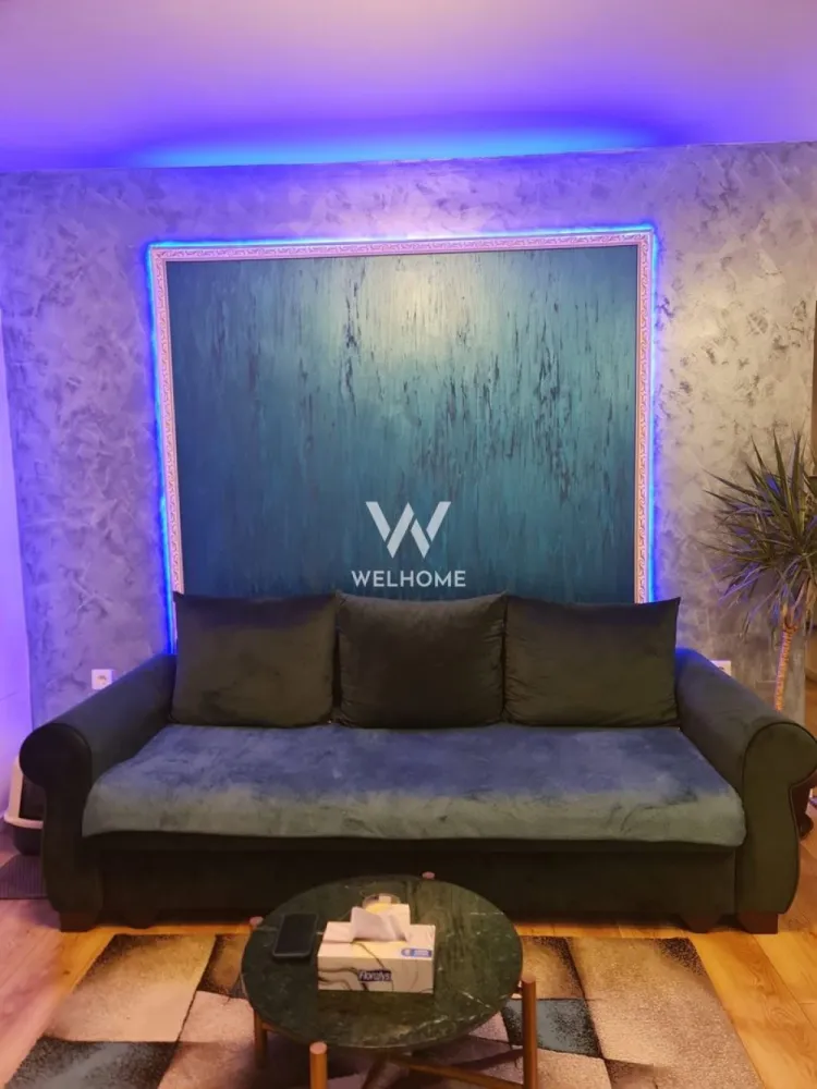 Apartament 2 camere modern,Ceaikovski,parcare inclusa! - Descoperă un apartament cu adevărat special, unde designul modern se îmbină perfect cu confortul și funcționalitatea de zi cu zi. Situat într-o zonă liniștită de pe strada Ceaikovski,acest apartament cu 2 camere îți oferă un stil de viață echilibrat, aproape de tot ce contează: Mall, centru, centura Sibiului și zona de agrement Gușterland – toate la doar câteva minute distanță.

Încă de la intrare, vei remarca atenția la detalii și mobilierul realizat la comandă, care valorifică inteligent fiecare spațiu. Livingul impresionează prin atmosfera elegantă, completată de iluminare ambientală LED și un design modern, perfect pentru relaxare. Dormitorul este primitor și rafinat, cu accente în tonuri calde și textile confortabile, oferind un spațiu ideal pentru odihnă.

Bucătăria este complet utilată și integrată ingenios într-un balcon închis, transformat într-un spațiu luminos pentru gătit și luat masa, cu vedere deschisă către împrejurimi. Este locul perfect pentru cafeaua de dimineață sau cine liniștite.

Baia modernă, finisată cu materiale premium și detalii elegante, completează experiența unui apartament gândit pentru confortul tău.

Locuința vine echipată complet cu tehnologie smart: aer condiționat, mașină de spălat, televizoare smart (inclusiv unul cu control vocal și gesturi), plită cu inducție și cuptor electric. În plus, beneficiezi de un loc de parcare privat, chiar în fața blocului, supravegheat video.

Fiind situat la etajul 2 din 3, într-un imobil liniștit cu doar două apartamente pe nivel, apartamentul este foarte luminos și eficient energetic.

💰 Chirie: 360 €/lună (include internet de mare viteză și cablu TV)
🔒 Garanție: 360 €
📅 Disponibil pentru închiriere pe termen lung
🚫 Nu se acceptă animale de companie

Acest apartament nu este doar un loc de locuit, ci un spațiu în care te vei simți cu adevărat acasă.
Contact:Cosmin-0743292794