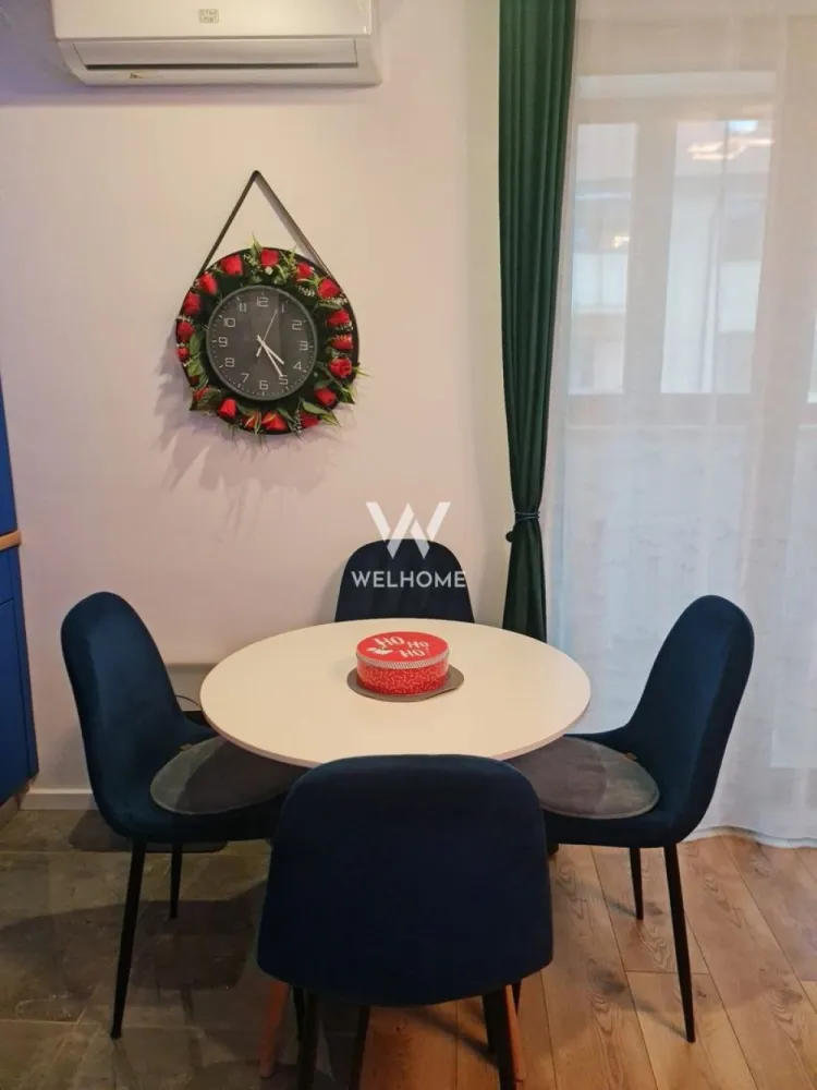 Apartament 2 camere modern,Ceaikovski,parcare inclusa! - Descoperă un apartament cu adevărat special, unde designul modern se îmbină perfect cu confortul și funcționalitatea de zi cu zi. Situat într-o zonă liniștită de pe strada Ceaikovski,acest apartament cu 2 camere îți oferă un stil de viață echilibrat, aproape de tot ce contează: Mall, centru, centura Sibiului și zona de agrement Gușterland – toate la doar câteva minute distanță.

Încă de la intrare, vei remarca atenția la detalii și mobilierul realizat la comandă, care valorifică inteligent fiecare spațiu. Livingul impresionează prin atmosfera elegantă, completată de iluminare ambientală LED și un design modern, perfect pentru relaxare. Dormitorul este primitor și rafinat, cu accente în tonuri calde și textile confortabile, oferind un spațiu ideal pentru odihnă.

Bucătăria este complet utilată și integrată ingenios într-un balcon închis, transformat într-un spațiu luminos pentru gătit și luat masa, cu vedere deschisă către împrejurimi. Este locul perfect pentru cafeaua de dimineață sau cine liniștite.

Baia modernă, finisată cu materiale premium și detalii elegante, completează experiența unui apartament gândit pentru confortul tău.

Locuința vine echipată complet cu tehnologie smart: aer condiționat, mașină de spălat, televizoare smart (inclusiv unul cu control vocal și gesturi), plită cu inducție și cuptor electric. În plus, beneficiezi de un loc de parcare privat, chiar în fața blocului, supravegheat video.

Fiind situat la etajul 2 din 3, într-un imobil liniștit cu doar două apartamente pe nivel, apartamentul este foarte luminos și eficient energetic.

💰 Chirie: 360 €/lună (include internet de mare viteză și cablu TV)
🔒 Garanție: 360 €
📅 Disponibil pentru închiriere pe termen lung
🚫 Nu se acceptă animale de companie

Acest apartament nu este doar un loc de locuit, ci un spațiu în care te vei simți cu adevărat acasă.
Contact:Cosmin-0743292794