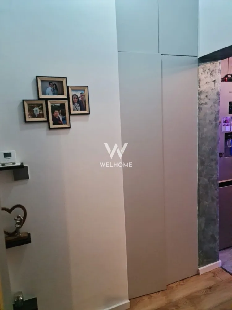Apartament 2 camere modern,Ceaikovski,parcare inclusa! - Descoperă un apartament cu adevărat special, unde designul modern se îmbină perfect cu confortul și funcționalitatea de zi cu zi. Situat într-o zonă liniștită de pe strada Ceaikovski,acest apartament cu 2 camere îți oferă un stil de viață echilibrat, aproape de tot ce contează: Mall, centru, centura Sibiului și zona de agrement Gușterland – toate la doar câteva minute distanță.

Încă de la intrare, vei remarca atenția la detalii și mobilierul realizat la comandă, care valorifică inteligent fiecare spațiu. Livingul impresionează prin atmosfera elegantă, completată de iluminare ambientală LED și un design modern, perfect pentru relaxare. Dormitorul este primitor și rafinat, cu accente în tonuri calde și textile confortabile, oferind un spațiu ideal pentru odihnă.

Bucătăria este complet utilată și integrată ingenios într-un balcon închis, transformat într-un spațiu luminos pentru gătit și luat masa, cu vedere deschisă către împrejurimi. Este locul perfect pentru cafeaua de dimineață sau cine liniștite.

Baia modernă, finisată cu materiale premium și detalii elegante, completează experiența unui apartament gândit pentru confortul tău.

Locuința vine echipată complet cu tehnologie smart: aer condiționat, mașină de spălat, televizoare smart (inclusiv unul cu control vocal și gesturi), plită cu inducție și cuptor electric. În plus, beneficiezi de un loc de parcare privat, chiar în fața blocului, supravegheat video.

Fiind situat la etajul 2 din 3, într-un imobil liniștit cu doar două apartamente pe nivel, apartamentul este foarte luminos și eficient energetic.

💰 Chirie: 360 €/lună (include internet de mare viteză și cablu TV)
🔒 Garanție: 360 €
📅 Disponibil pentru închiriere pe termen lung
🚫 Nu se acceptă animale de companie

Acest apartament nu este doar un loc de locuit, ci un spațiu în care te vei simți cu adevărat acasă.
Contact:Cosmin-0743292794