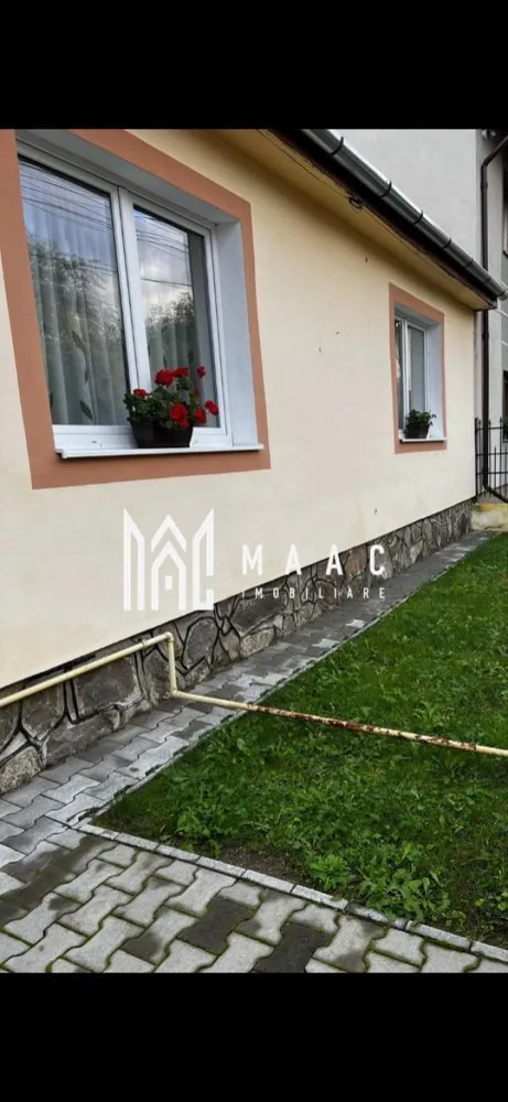 Casa de inchiriat Sibiu I Nou renovată I Spatioasa si curte - Casa cu Suflet și Viitor

În inima unui cartier plin de viață, stătea o casă care purta povestea a trei generații. Avea trei camere, două băi și o pivniță tăcută, unde răsuna ecoul amintirilor. Terenul de 420 de metri pătrați era o oază de liniște, cu un măr bătrân care înflorea în fiecare primăvară. Încălzirea centrală ținea departe frigul, învăluind fiecare colț în căldură, ca un braț protector.

Locația era un vis: la câțiva pași se întindea un parc cu alei umbrite, perfect pentru plimbări de dimineață. Supermarketurile și restaurantele cu specific local erau la doar cinci minute, iar școlile și universitățile din apropiere umpleau cartierul de tineret și energie. Casa era mai mult decât un adăpost; era un punct de plecare spre lume.

Dar această casă avea un vis mai mare. În octombrie sau noiembrie a acestui an, ea avea să se transforme. Finisajele elegante, alese cu grijă, urmau să fie așezate, iar un etaj nou urma să se ridice spre cer. Destinația? Birouri moderne, spații creative, un loc unde ideile puteau prinde zbor. Suprafața utilă avea să se dubleze, ajungând la 210 de metri pătrați, gata să primească vise și proiecte.

Noul etaj nu era doar o extindere; era o promisiune. Promisiunea că vechiul și noul puteau trăi împreună, că o casă cu istorie putea deveni un colț de inspirație. În timp ce soarele asfințea peste parc, casa aștepta cu încredere transformarea, știind că, indiferent de destinul ei, va rămâne un punct de legătură între trecut și viitor, între căldura unei locuințe și energia unui spațiu de lucru.
Pentru mai multe detalii precizati telefonic ca ati vazut anuntul cu ID CP2992853