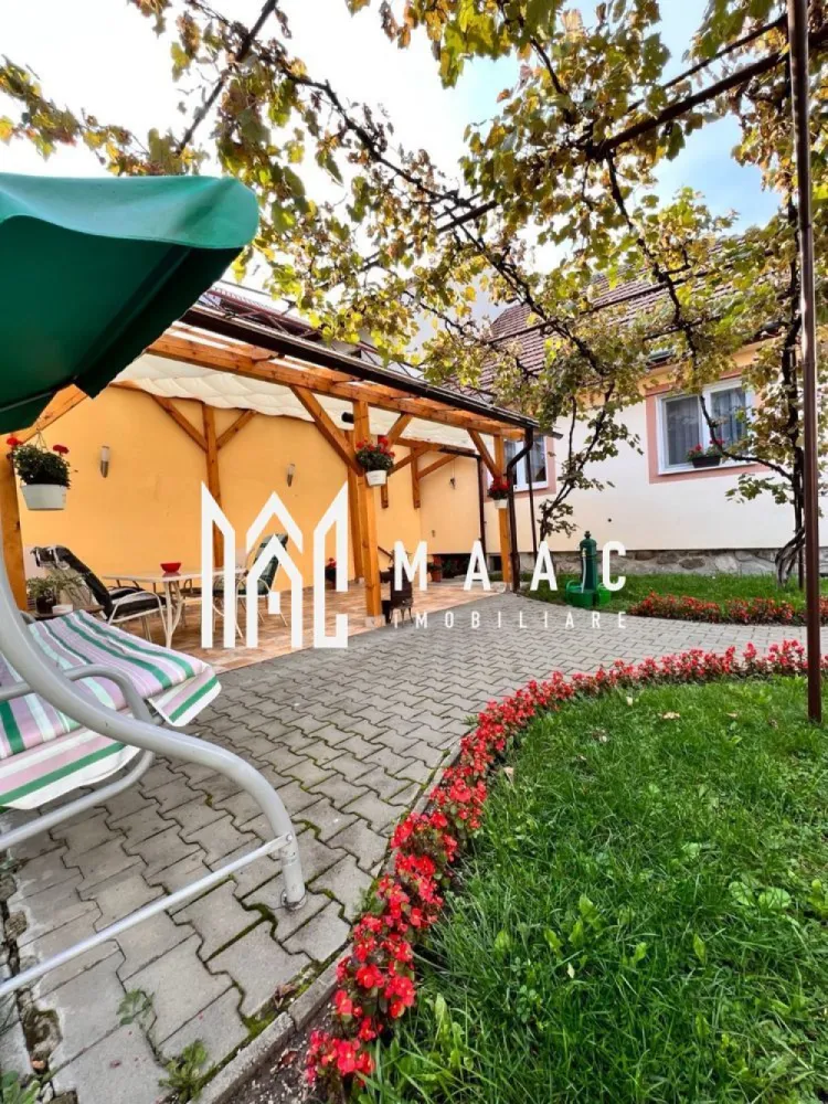 Casa de inchiriat Sibiu I Nou renovată I Spatioasa si curte - Casa cu Suflet și Viitor

În inima unui cartier plin de viață, stătea o casă care purta povestea a trei generații. Avea trei camere, două băi și o pivniță tăcută, unde răsuna ecoul amintirilor. Terenul de 420 de metri pătrați era o oază de liniște, cu un măr bătrân care înflorea în fiecare primăvară. Încălzirea centrală ținea departe frigul, învăluind fiecare colț în căldură, ca un braț protector.

Locația era un vis: la câțiva pași se întindea un parc cu alei umbrite, perfect pentru plimbări de dimineață. Supermarketurile și restaurantele cu specific local erau la doar cinci minute, iar școlile și universitățile din apropiere umpleau cartierul de tineret și energie. Casa era mai mult decât un adăpost; era un punct de plecare spre lume.

Dar această casă avea un vis mai mare. În octombrie sau noiembrie a acestui an, ea avea să se transforme. Finisajele elegante, alese cu grijă, urmau să fie așezate, iar un etaj nou urma să se ridice spre cer. Destinația? Birouri moderne, spații creative, un loc unde ideile puteau prinde zbor. Suprafața utilă avea să se dubleze, ajungând la 210 de metri pătrați, gata să primească vise și proiecte.

Noul etaj nu era doar o extindere; era o promisiune. Promisiunea că vechiul și noul puteau trăi împreună, că o casă cu istorie putea deveni un colț de inspirație. În timp ce soarele asfințea peste parc, casa aștepta cu încredere transformarea, știind că, indiferent de destinul ei, va rămâne un punct de legătură între trecut și viitor, între căldura unei locuințe și energia unui spațiu de lucru.
Pentru mai multe detalii precizati telefonic ca ati vazut anuntul cu ID CP2992853