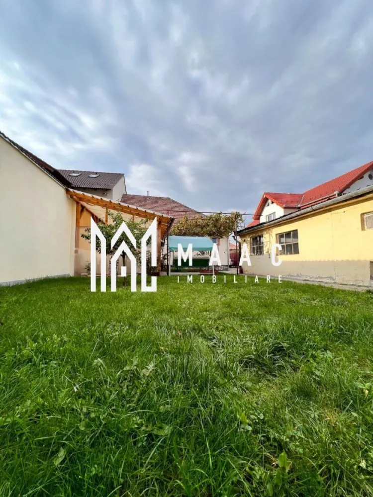 Casa de inchiriat Sibiu I Nou renovată I Spatioasa si curte - Casa cu Suflet și Viitor

În inima unui cartier plin de viață, stătea o casă care purta povestea a trei generații. Avea trei camere, două băi și o pivniță tăcută, unde răsuna ecoul amintirilor. Terenul de 420 de metri pătrați era o oază de liniște, cu un măr bătrân care înflorea în fiecare primăvară. Încălzirea centrală ținea departe frigul, învăluind fiecare colț în căldură, ca un braț protector.

Locația era un vis: la câțiva pași se întindea un parc cu alei umbrite, perfect pentru plimbări de dimineață. Supermarketurile și restaurantele cu specific local erau la doar cinci minute, iar școlile și universitățile din apropiere umpleau cartierul de tineret și energie. Casa era mai mult decât un adăpost; era un punct de plecare spre lume.

Dar această casă avea un vis mai mare. În octombrie sau noiembrie a acestui an, ea avea să se transforme. Finisajele elegante, alese cu grijă, urmau să fie așezate, iar un etaj nou urma să se ridice spre cer. Destinația? Birouri moderne, spații creative, un loc unde ideile puteau prinde zbor. Suprafața utilă avea să se dubleze, ajungând la 210 de metri pătrați, gata să primească vise și proiecte.

Noul etaj nu era doar o extindere; era o promisiune. Promisiunea că vechiul și noul puteau trăi împreună, că o casă cu istorie putea deveni un colț de inspirație. În timp ce soarele asfințea peste parc, casa aștepta cu încredere transformarea, știind că, indiferent de destinul ei, va rămâne un punct de legătură între trecut și viitor, între căldura unei locuințe și energia unui spațiu de lucru.
Pentru mai multe detalii precizati telefonic ca ati vazut anuntul cu ID CP2992853
