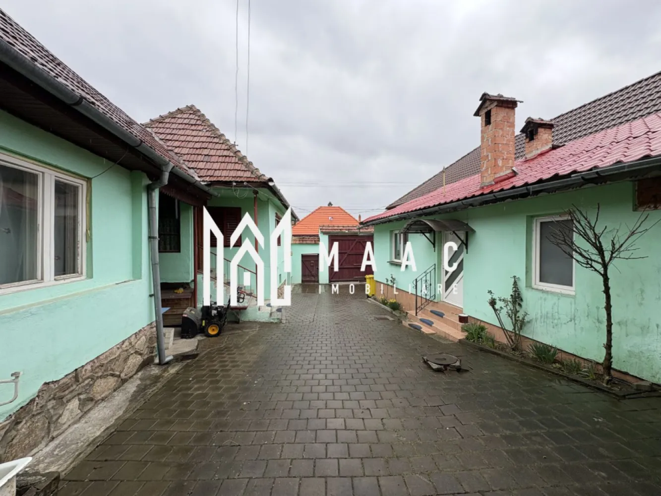 Casă Rășinari 105 mp utili I 3 corpuri I Curte I Utilități I - MAAC Imobiliare va propune spre vânzare o căsuță în Rășinari situată pe o stradă cu SENS UNIC ,oportunitate excelentă pentru cei care își doresc liniște, aer curat și un proiect de suflet într-una dintre cele mai frumoase zone din apropierea Sibiului 

Proprietatea este compusă din 3 corpuri de clădire, oferind multiple posibilități de amenajare:

-Corpul 1 – Șură
Spațiu generos ce poate fi transformat cu ușurință în garaj acoperit, atelier sau zonă de depozitare.

- Corpul 2 – Construcție din cărămidă (2015)
Compartimentat eficient:
 • cameră
 • hol
 • baie cu geam
 • cămară

- Corpul 3 – Locuință principală
 • 3 camere semidecomandate
 • bucătărie
 • baie
 • hol

 Casa necesită renovare, fiind ideală pentru personalizare după propriul gust.

 Utilități:
 • apă
 • canalizare
 • curent electric
 • gazul la poartă

 Avantaje:
 • zonă liniștită, aproape de natură
 • potențial mare de amenajare (locuință permanentă, casă de vacanță sau investiție)
 • compartimentare flexibilă datorită celor 3 corpuri

Pentru mai multe detalii precizați ca ați văzut anunțul cu ID CP3004979