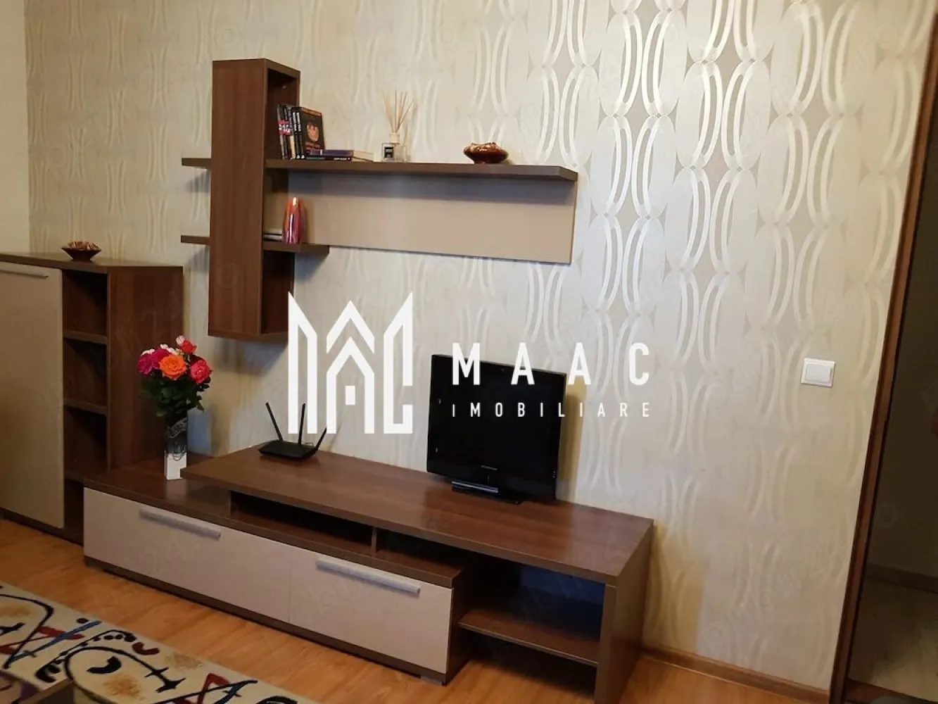 Apartament 2 camere | Balcon | Etaj 2 | 60 MPU | Central - MAAC Imobiliare vă propune spre închiriere un apartament cu 2 camere, ideal pentru 1-2 persoane, situat într-o zonă accesibilă din Sibiu.

Detalii apartament
Compartimentare:
living
dormitor
baie (cu mașină de spălat)
bucătărie complet utilată
balcon mobilat
Dotări
Centrală termică proprie
Plită
Cuptor cu microunde
Filtru cafea
Prăjitor pâine
Mobilat și utilat complet
Condiții închiriere
Chirie: 420 €/lună
Garanție: 500 €
Pentru 1-2 persoane
Nu se acceptă animale de companie
Nu se acceptă fumători
Contract înregistrat la ANAF
Avantaje
Gata de mutare imediată
Spațiu practic și bine organizat
Potrivit pentru cuplu sau persoană singura

Pentru mai multe informații sau pentru a programa o vizionare, nu ezitați să ne contactați, specificand ID: CP2997172