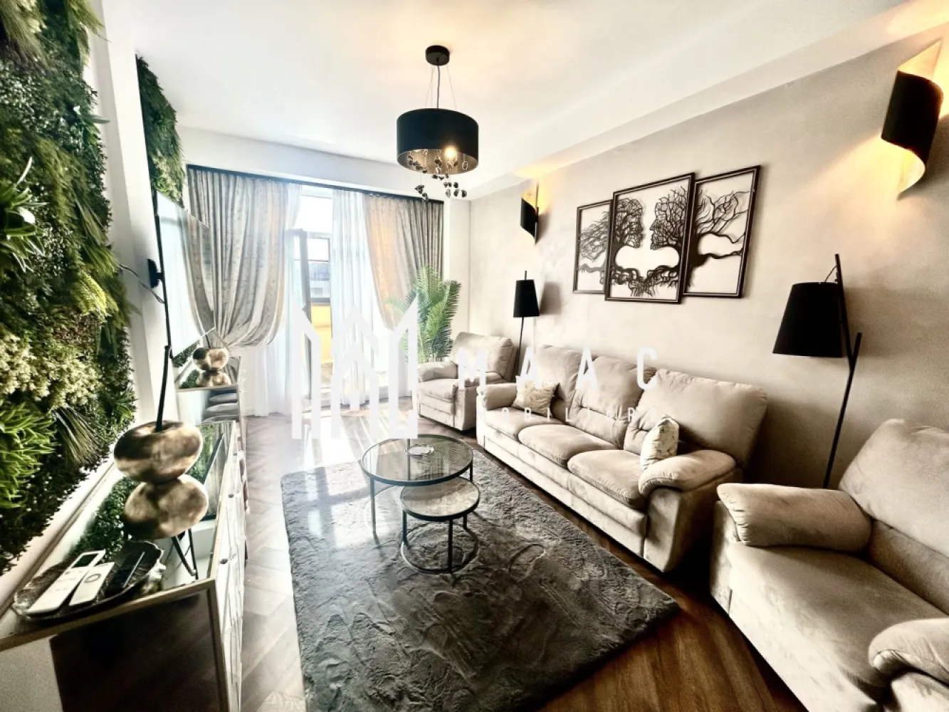 Penthouse LUX 3 camere | Henri Coandă | Terasa Panoramică I 2 locuri de parcare - MAAC Imobiliare vă propune spre vânzare un penthouse modern cu 3 camere, amenajat la standarde premium, situat în Ansamblul Rezidențial Henri Coandă din Sibiu, o zonă în plină dezvoltare, apreciată pentru liniște, accesibilitate și conexiunile rapide către principalele puncte de interes ale orașului. Proprietatea este ideală atât pentru locuință personală, cât și pentru investiție, datorită poziționării excelente, suprafețelor generoase și nivelului ridicat de confort oferit.

Imobilul este amplasat într-un bloc construit recent, prevăzut cu lift modern și spații comune bine întreținute, oferind siguranță, intimitate și un ambient rezidențial modern.

Penthouse-ul beneficiază de o compartimentare eficientă și funcțională:
-3 camere spațioase
-2 băi moderne
-bucătărie complet funcțională

Unul dintre principalele avantaje ale proprietății este terasa impresionantă de 120,30 mp, cu acces direct din fiecare cameră, ce oferă o panoramă superbă către Munții Făgăraș și oraș. Acest spațiu generos este ideal pentru relaxare, petrecerea timpului liber și crearea unor momente memorabile într-un cadru elegant și confortabil.

Locuința se remarcă prin luminozitate naturală, spații bine optimizate și finisaje premium, fiind concepută pentru un stil de viață modern și confortabil. Fiecare detaliu a fost atent ales pentru a oferi funcționalitate și rafinament.

Dotările și beneficiile proprietății includ:
-încălzire în pardoseală
-centrală termică proprie
-aer condiționat
-3 locuri de parcare incluse
-pivniță pentru depozitare
-finisaje premium

Ansamblul Rezidențial Henri Coandă este apreciat pentru atmosfera liniștită, dezvoltarea continuă a zonei și accesul facil către centre comerciale, supermarketuri, instituții de învățământ și alte facilități importante din Sibiu.

Proprietatea oferă un echilibru ideal între confort, intimitate și priveliște panoramică, fiind alegerea perfectă pentru cei care își doresc un penthouse elegant, modern și bine poziționat.

Pentru mai multe detalii, vă rugăm să precizați telefonic că ați văzut anunțul cu CP2997099.