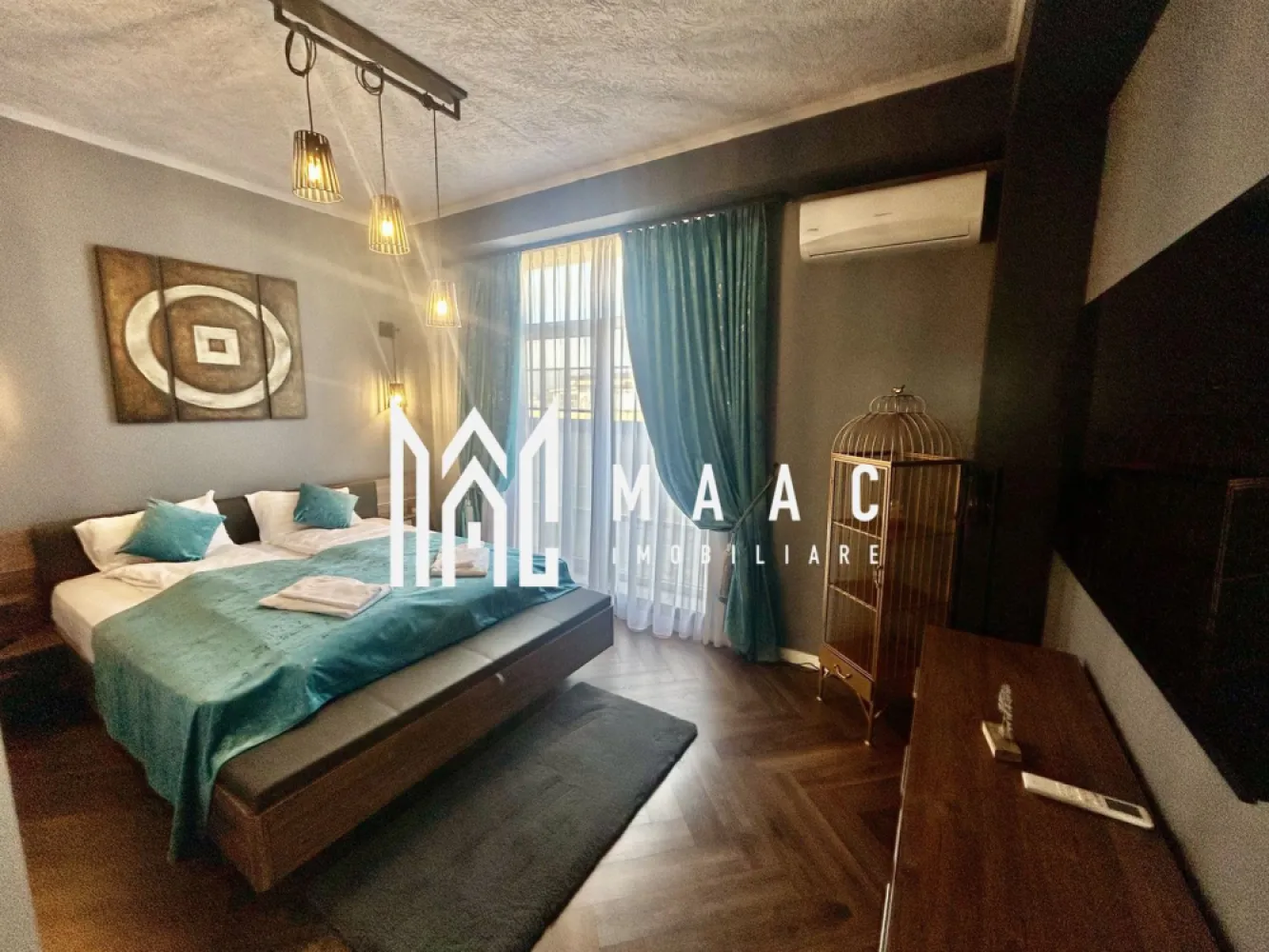 Penthouse LUX 3 camere | Henri Coandă | Terasa Panoramică I 2 locuri de parcare - MAAC Imobiliare vă propune spre vânzare un penthouse modern cu 3 camere, amenajat la standarde premium, situat în Ansamblul Rezidențial Henri Coandă din Sibiu, o zonă în plină dezvoltare, apreciată pentru liniște, accesibilitate și conexiunile rapide către principalele puncte de interes ale orașului. Proprietatea este ideală atât pentru locuință personală, cât și pentru investiție, datorită poziționării excelente, suprafețelor generoase și nivelului ridicat de confort oferit.

Imobilul este amplasat într-un bloc construit recent, prevăzut cu lift modern și spații comune bine întreținute, oferind siguranță, intimitate și un ambient rezidențial modern.

Penthouse-ul beneficiază de o compartimentare eficientă și funcțională:
-3 camere spațioase
-2 băi moderne
-bucătărie complet funcțională

Unul dintre principalele avantaje ale proprietății este terasa impresionantă de 120,30 mp, cu acces direct din fiecare cameră, ce oferă o panoramă superbă către Munții Făgăraș și oraș. Acest spațiu generos este ideal pentru relaxare, petrecerea timpului liber și crearea unor momente memorabile într-un cadru elegant și confortabil.

Locuința se remarcă prin luminozitate naturală, spații bine optimizate și finisaje premium, fiind concepută pentru un stil de viață modern și confortabil. Fiecare detaliu a fost atent ales pentru a oferi funcționalitate și rafinament.

Dotările și beneficiile proprietății includ:
-încălzire în pardoseală
-centrală termică proprie
-aer condiționat
-3 locuri de parcare incluse
-pivniță pentru depozitare
-finisaje premium

Ansamblul Rezidențial Henri Coandă este apreciat pentru atmosfera liniștită, dezvoltarea continuă a zonei și accesul facil către centre comerciale, supermarketuri, instituții de învățământ și alte facilități importante din Sibiu.

Proprietatea oferă un echilibru ideal între confort, intimitate și priveliște panoramică, fiind alegerea perfectă pentru cei care își doresc un penthouse elegant, modern și bine poziționat.

Pentru mai multe detalii, vă rugăm să precizați telefonic că ați văzut anunțul cu CP2997099.