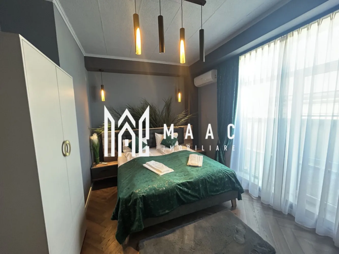 Penthouse LUX 3 camere | Henri Coandă | Terasa Panoramică I 2 locuri de parcare - MAAC Imobiliare vă propune spre vânzare un penthouse modern cu 3 camere, amenajat la standarde premium, situat în Ansamblul Rezidențial Henri Coandă din Sibiu, o zonă în plină dezvoltare, apreciată pentru liniște, accesibilitate și conexiunile rapide către principalele puncte de interes ale orașului. Proprietatea este ideală atât pentru locuință personală, cât și pentru investiție, datorită poziționării excelente, suprafețelor generoase și nivelului ridicat de confort oferit.

Imobilul este amplasat într-un bloc construit recent, prevăzut cu lift modern și spații comune bine întreținute, oferind siguranță, intimitate și un ambient rezidențial modern.

Penthouse-ul beneficiază de o compartimentare eficientă și funcțională:
-3 camere spațioase
-2 băi moderne
-bucătărie complet funcțională

Unul dintre principalele avantaje ale proprietății este terasa impresionantă de 120,30 mp, cu acces direct din fiecare cameră, ce oferă o panoramă superbă către Munții Făgăraș și oraș. Acest spațiu generos este ideal pentru relaxare, petrecerea timpului liber și crearea unor momente memorabile într-un cadru elegant și confortabil.

Locuința se remarcă prin luminozitate naturală, spații bine optimizate și finisaje premium, fiind concepută pentru un stil de viață modern și confortabil. Fiecare detaliu a fost atent ales pentru a oferi funcționalitate și rafinament.

Dotările și beneficiile proprietății includ:
-încălzire în pardoseală
-centrală termică proprie
-aer condiționat
-3 locuri de parcare incluse
-pivniță pentru depozitare
-finisaje premium

Ansamblul Rezidențial Henri Coandă este apreciat pentru atmosfera liniștită, dezvoltarea continuă a zonei și accesul facil către centre comerciale, supermarketuri, instituții de învățământ și alte facilități importante din Sibiu.

Proprietatea oferă un echilibru ideal între confort, intimitate și priveliște panoramică, fiind alegerea perfectă pentru cei care își doresc un penthouse elegant, modern și bine poziționat.

Pentru mai multe detalii, vă rugăm să precizați telefonic că ați văzut anunțul cu CP2997099.