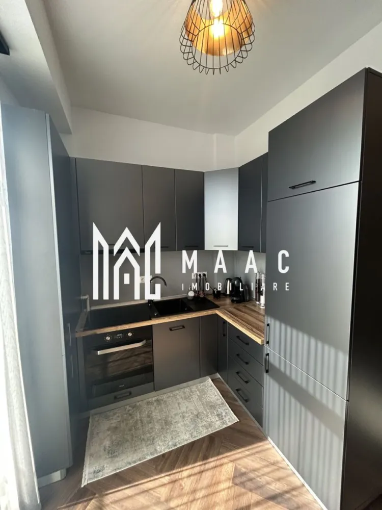 Penthouse LUX 3 camere | Henri Coandă | Terasa Panoramică I 2 locuri de parcare - MAAC Imobiliare vă propune spre vânzare un penthouse modern cu 3 camere, amenajat la standarde premium, situat în Ansamblul Rezidențial Henri Coandă din Sibiu, o zonă în plină dezvoltare, apreciată pentru liniște, accesibilitate și conexiunile rapide către principalele puncte de interes ale orașului. Proprietatea este ideală atât pentru locuință personală, cât și pentru investiție, datorită poziționării excelente, suprafețelor generoase și nivelului ridicat de confort oferit.

Imobilul este amplasat într-un bloc construit recent, prevăzut cu lift modern și spații comune bine întreținute, oferind siguranță, intimitate și un ambient rezidențial modern.

Penthouse-ul beneficiază de o compartimentare eficientă și funcțională:
-3 camere spațioase
-2 băi moderne
-bucătărie complet funcțională

Unul dintre principalele avantaje ale proprietății este terasa impresionantă de 120,30 mp, cu acces direct din fiecare cameră, ce oferă o panoramă superbă către Munții Făgăraș și oraș. Acest spațiu generos este ideal pentru relaxare, petrecerea timpului liber și crearea unor momente memorabile într-un cadru elegant și confortabil.

Locuința se remarcă prin luminozitate naturală, spații bine optimizate și finisaje premium, fiind concepută pentru un stil de viață modern și confortabil. Fiecare detaliu a fost atent ales pentru a oferi funcționalitate și rafinament.

Dotările și beneficiile proprietății includ:
-încălzire în pardoseală
-centrală termică proprie
-aer condiționat
-3 locuri de parcare incluse
-pivniță pentru depozitare
-finisaje premium

Ansamblul Rezidențial Henri Coandă este apreciat pentru atmosfera liniștită, dezvoltarea continuă a zonei și accesul facil către centre comerciale, supermarketuri, instituții de învățământ și alte facilități importante din Sibiu.

Proprietatea oferă un echilibru ideal între confort, intimitate și priveliște panoramică, fiind alegerea perfectă pentru cei care își doresc un penthouse elegant, modern și bine poziționat.

Pentru mai multe detalii, vă rugăm să precizați telefonic că ați văzut anunțul cu CP2997099.