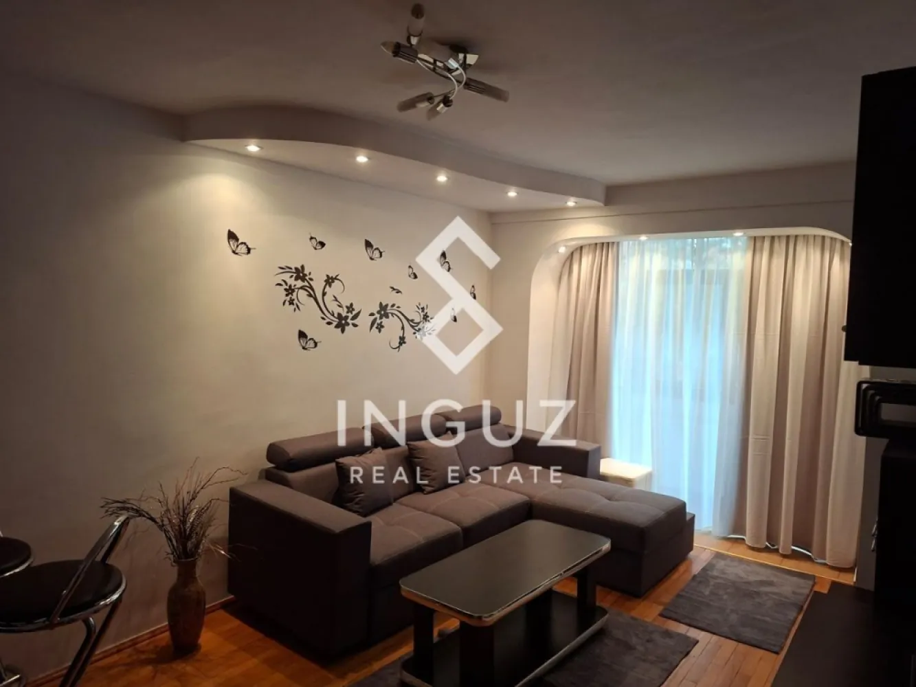 De închiriat | Apartament 3 camere | Doamna Ghica – Tei | București - De închiriat | Apartament 3 camere | Doamna Ghica – Tei | București

Un apartament bine poziționat într-una dintre cele mai accesibile zone din nord-estul Bucureștiului, ideal pentru cei care vor acces rapid către centru, dar și liniște pentru locuit.

Detalii apartament:
Suprafață: 70 mp
Compartimentare: decomandat
Etaj: 5 / 8
Preț: 580 € / lună

Zonă & puncte de interes:
Situat în zona Doamna Ghica – Tei, o zonă dezvoltată, cu toate facilitățile aproape:

Acces rapid către artere principale (Colentina, Petricani, Obor)
Legătură directă cu centrul orașului (Universitate, Piața Obor)
Transport public în apropiere (autobuz și tramvai)
Aproape de Veranda Mall și Piața Obor
În apropiere de universități și centre educaționale
Parcuri și spații verzi: Parcul Tei și Parcul Plumbuita
Supermarketuri, farmacii, bănci și servicii zilnice la câteva minute
Acces facil către zona Pipera și centrele de business

De ce această zonă:
Zonă bine conectată, dar liniștită
Potrivită pentru familii sau persoane active
Totul la îndemână, fără deplasări lungi
Ideală pentru locuire pe termen lung

Preț: 580 € / lună
Comision: 50%

📞 +40 774 017 567
📞 +40 724 922 092
✉️ info.inguzrealestate.com

Inguz Real Estate
Simplu. Rapid. Fără pierdere de timp.