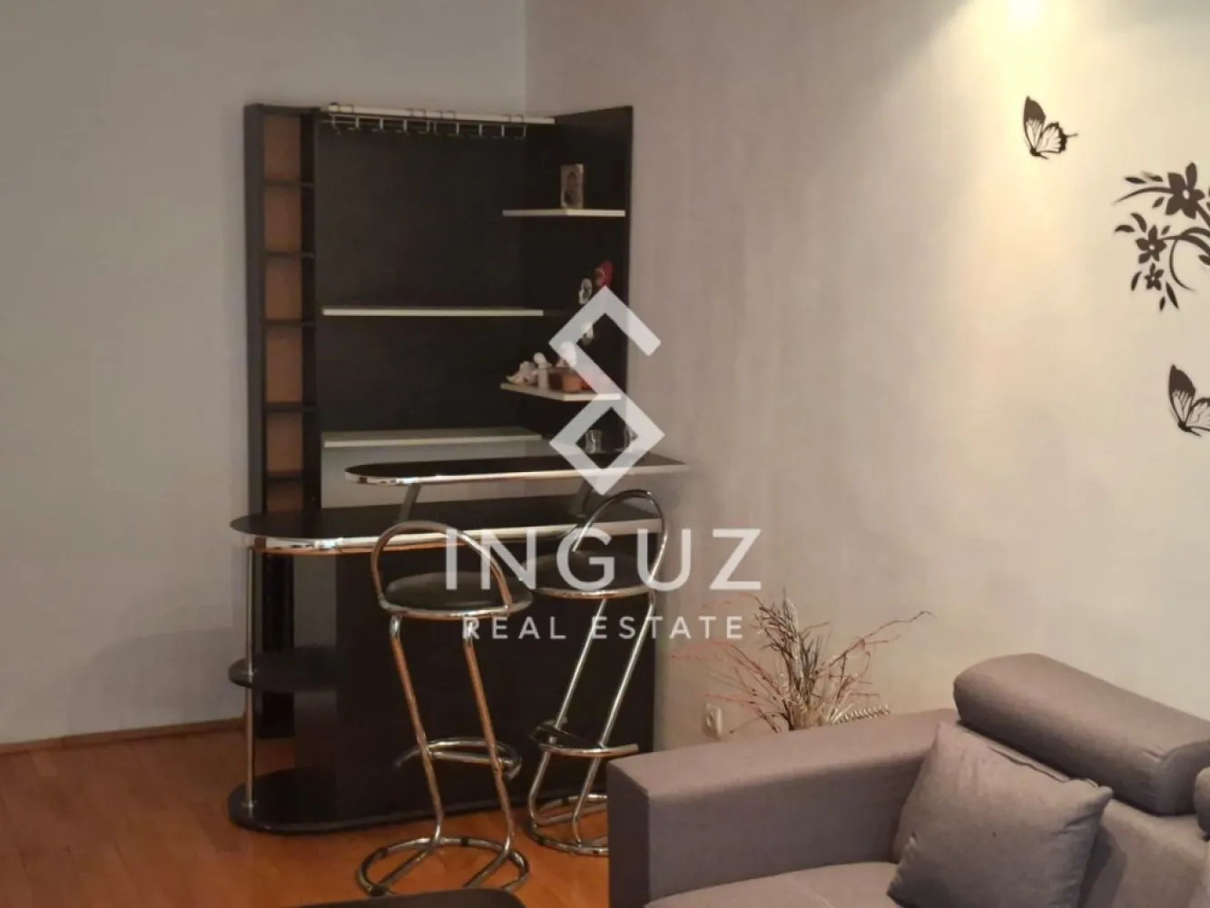 De închiriat | Apartament 3 camere | Doamna Ghica – Tei | București - De închiriat | Apartament 3 camere | Doamna Ghica – Tei | București

Un apartament bine poziționat într-una dintre cele mai accesibile zone din nord-estul Bucureștiului, ideal pentru cei care vor acces rapid către centru, dar și liniște pentru locuit.

Detalii apartament:
Suprafață: 70 mp
Compartimentare: decomandat
Etaj: 5 / 8
Preț: 580 € / lună

Zonă & puncte de interes:
Situat în zona Doamna Ghica – Tei, o zonă dezvoltată, cu toate facilitățile aproape:

Acces rapid către artere principale (Colentina, Petricani, Obor)
Legătură directă cu centrul orașului (Universitate, Piața Obor)
Transport public în apropiere (autobuz și tramvai)
Aproape de Veranda Mall și Piața Obor
În apropiere de universități și centre educaționale
Parcuri și spații verzi: Parcul Tei și Parcul Plumbuita
Supermarketuri, farmacii, bănci și servicii zilnice la câteva minute
Acces facil către zona Pipera și centrele de business

De ce această zonă:
Zonă bine conectată, dar liniștită
Potrivită pentru familii sau persoane active
Totul la îndemână, fără deplasări lungi
Ideală pentru locuire pe termen lung

Preț: 580 € / lună
Comision: 50%

📞 +40 774 017 567
📞 +40 724 922 092
✉️ info.inguzrealestate.com

Inguz Real Estate
Simplu. Rapid. Fără pierdere de timp.
